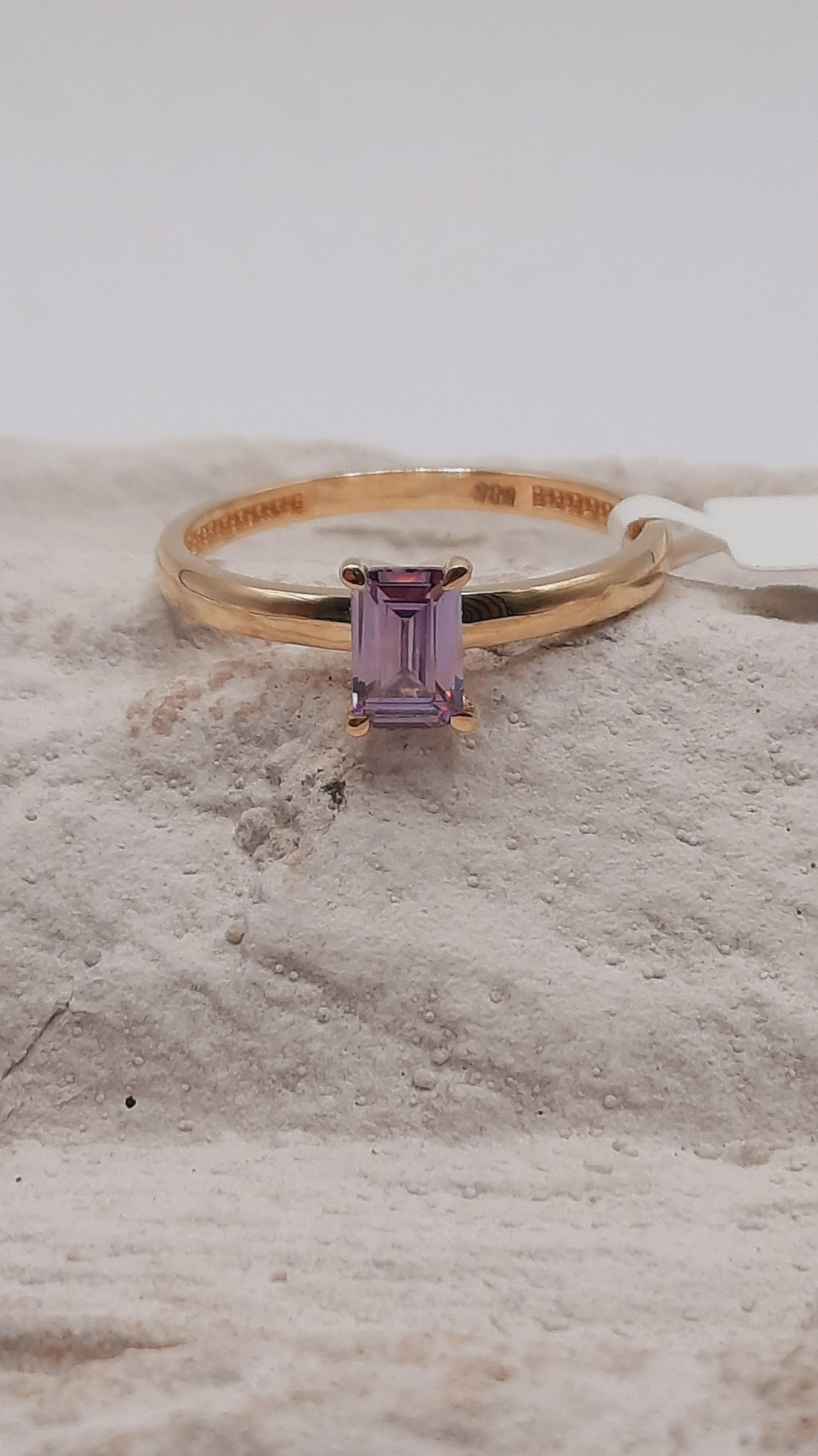 De gouden ring model BREA-000876 is een prachtige toevoeging aan je sieradencollectie. Gemaakt van 14-karaats goud, heeft het een glanzende afwerking en een gouden kleur. Met maat 54 past het perfect om je vinger. Draag deze ring solo voor een subtiele look of combineer met andere sieraden voor een opvallende stijl.