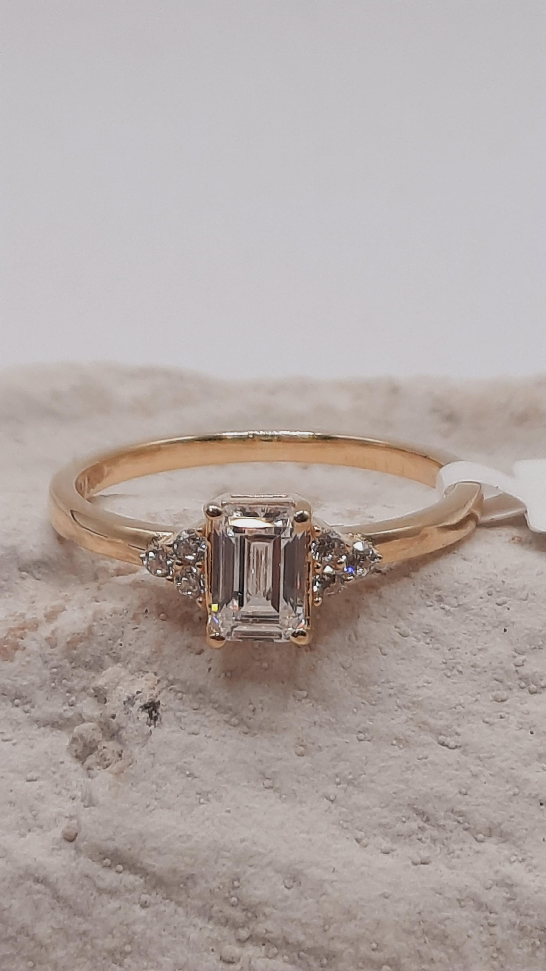 Onze verlovingsring, model BREA-0001902, is een prachtige creatie in goudkleur. Gemaakt van 14-karaats goud, straalt deze ring elegantie uit. Met een maat van 54 past hij perfect aan de vinger. Draag deze tijdloze schoonheid solo voor een verfijnde look of combineer met andere sieraden voor een trendy uitstraling. Een perfecte keuze voor die speciale gelegenheid.