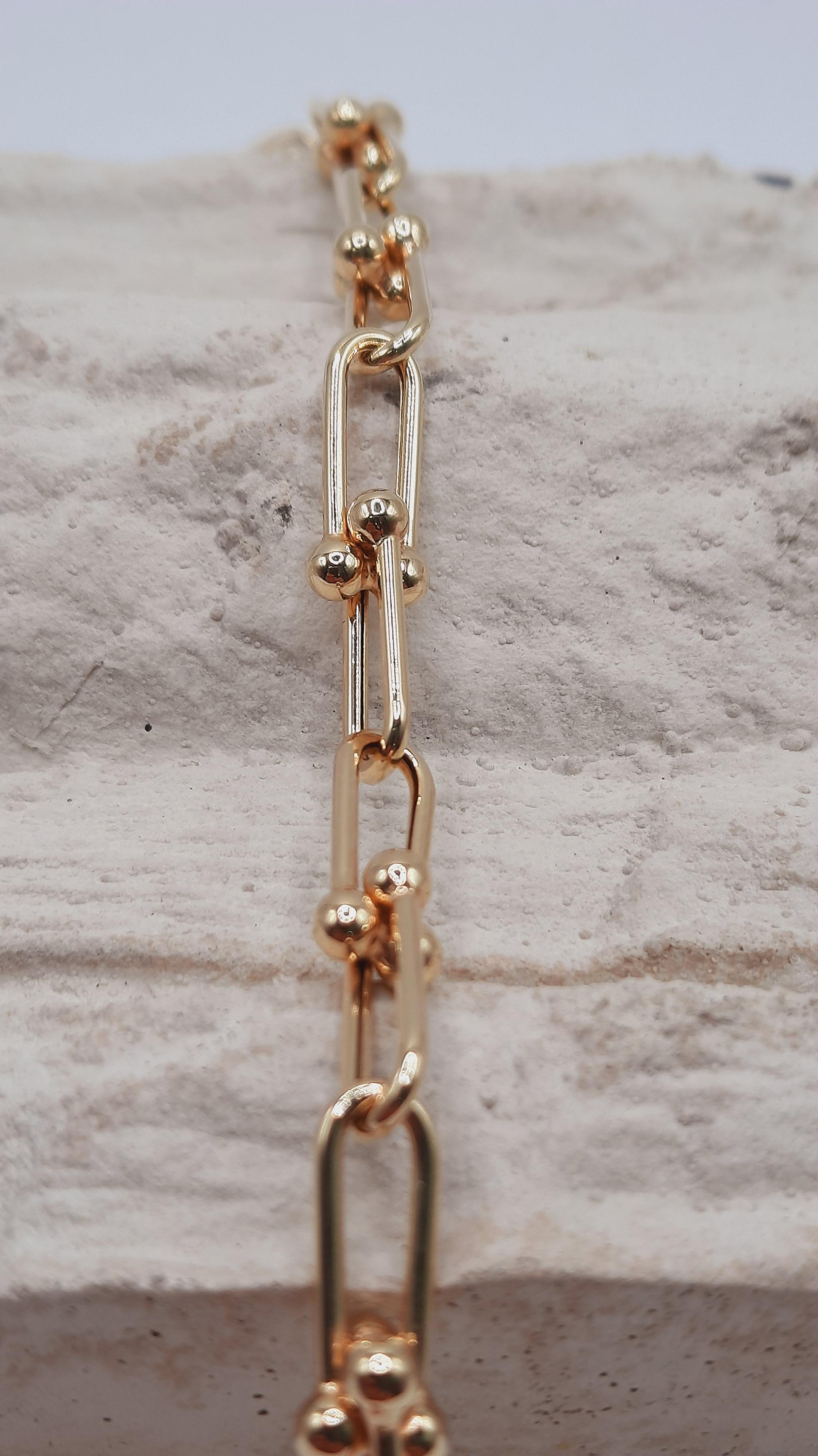 De gouden armband, modelnummer BREA-RDL-0002937, is vervaardigd uit 14-karaats goud. Met een polsmaat van 200 mm straalt deze gouden armband elegantie uit en past perfect bij elke gelegenheid. Het beste om solo te dragen voor een verfijnde look of in combinatie met andere sieraden voor een gedurfde stijl. Perfect voor dagelijkse glamour.