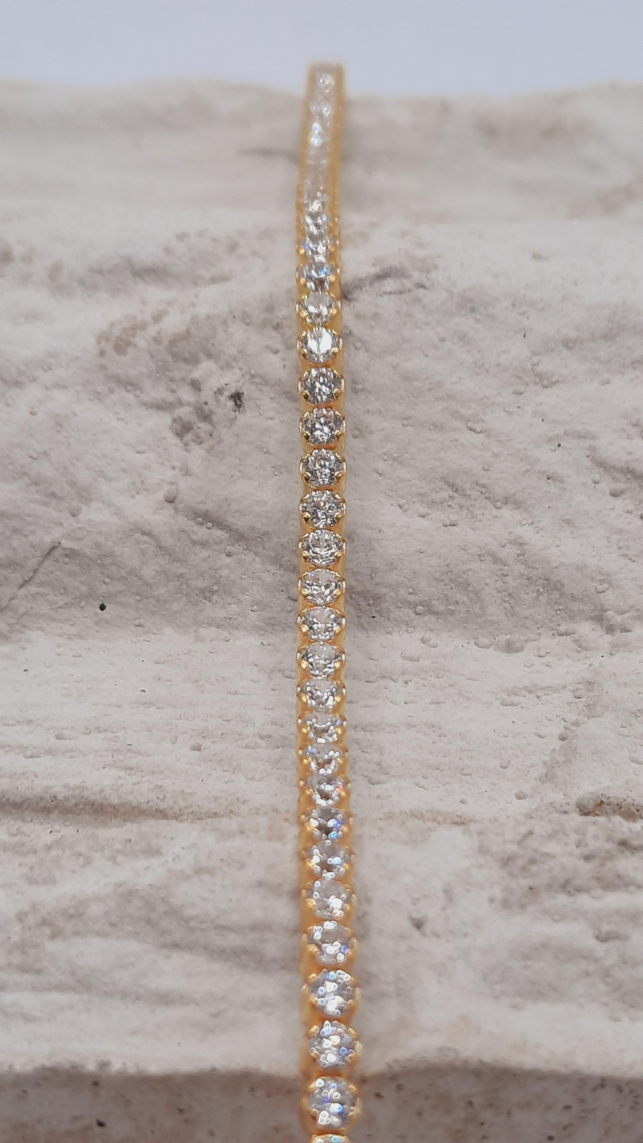 De goudkleurige armband BREA-000641, vervaardigd uit 14-karaats goud, is een elegante aanvulling op elke sieradencollectie. Met een lengte van 180 mm straalt deze gouden armband luxe uit. Draag deze armband solo voor een subtiele look of combineer met andere sieraden voor een gelaagd effect. Perfect voor elke gelegenheid.