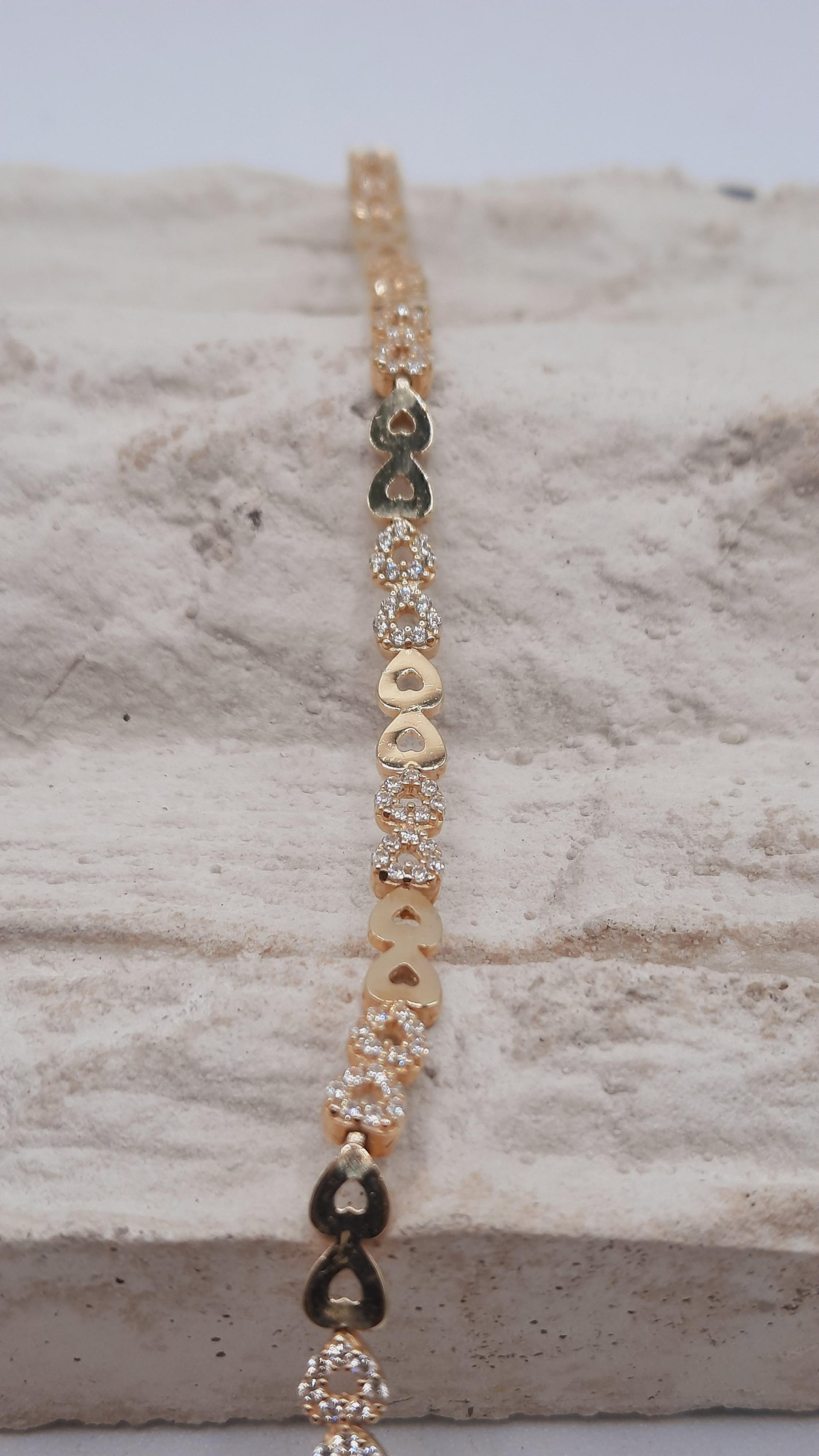 De gouden damesarmband, modelnummer 0002365, is een elegante en stijlvolle toevoeging voor elke sieradenliefhebber. Met een lengte van 19 cm, een breedte van 4 mm, en gemaakt van 14-karaats goud, straalt deze armband verfijning uit. Draag de armband solo voor een minimalistische look of combineer met andere sieraden voor een trendy, gelaagde stijl.