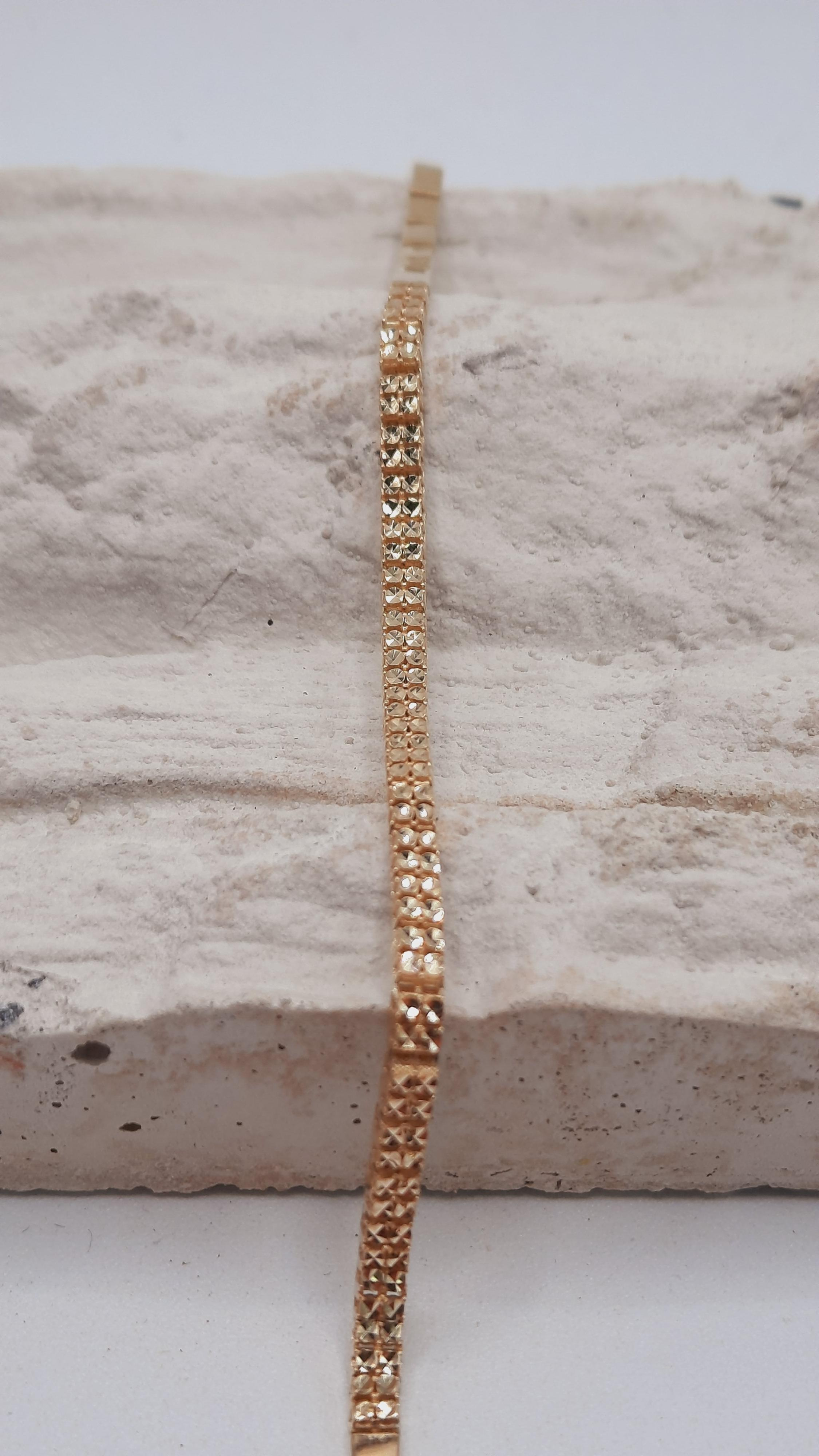 Deze gouden damesarmband, modelnummer BREA-RDL-0002966, kenmerkt zich door zijn elegante design met een breedte van 2,5 mm. Gemaakt van 14-karaats goud, meet de armband 185 mm. Draag dit sieraad solo voor een subtiele touch of combineer het met andere armbanden voor een stijlvolle, gelaagde look. Perfect voor elke gelegenheid.