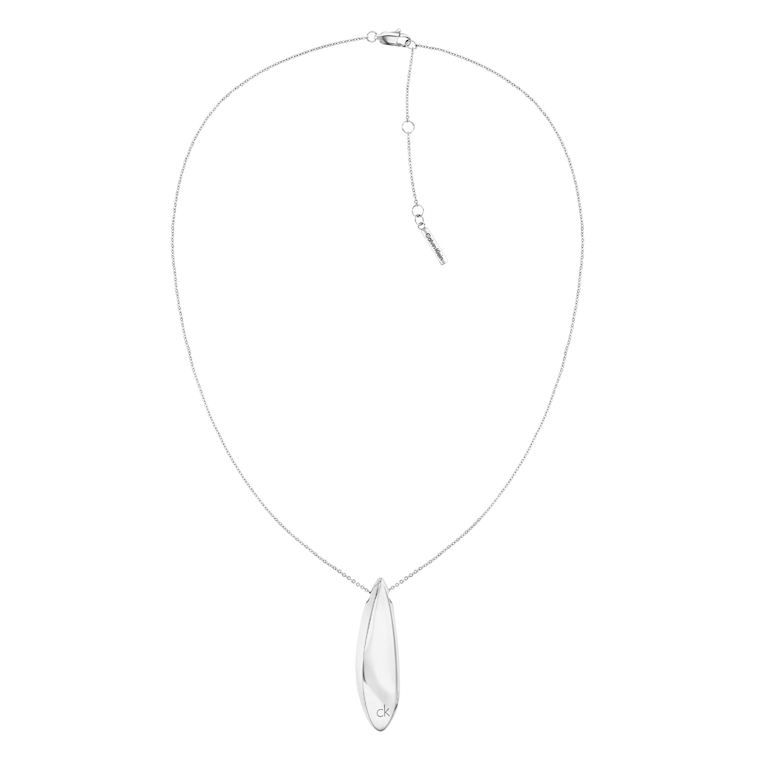 Calvin Klein CJ35000813 Dames Ketting Staal Deze stalen dames ketting van Calvin Klein met nr CJ35000813 heeft een sierlijk uiterlijk. De ketting is fijn met in het midden een glanzend sculpturaal stalen tussenstuk in druppelvorm. Door de extra tussenogen kan de ketting op verschillende lengtes gedragen worden. De totale lengte is 51cm. Leuk te combineren met andere sieraden uit de serie van Calvin Klein. OVER CALVIN KLEIN Calvin Klein is een wereldwijd lifestylemerk dat gewaagde, vooruitstrevende idealen en een verleidelijke, vaak minimalistische, esthetiek nastreeft. Calvin Klein werd groot in de jaren 70 door haar mode- en merkjeans collecties. In de jaren 80 lanceerde Calvin Klein haar spraakmakende ondergoed dat uitdrukkelijk van logo &rsquo;s voorzien was. Vanwege het grote succes is het merk ook succesvol uitgerold in Accessoires, Parfums, Home, Brillen, Golf, Horloges en Sieraden. Sinds de oprichting in 1968 door Calvin Klein, heeft het merk haar reputatie opgebouwd als leider in de Amerikaanse mode, dankzij een cleane esthetiek en innovatieve ontwerpen. Calvin Klein wil haar publiek verleiden en inspireren door middel van provocerende beelden en opvallende ontwerpen die prikkelen. SPECIFICATIES: - Stalen dames ketting - Lengte totaal: 51cm - Zilverkleurig - Glimmend