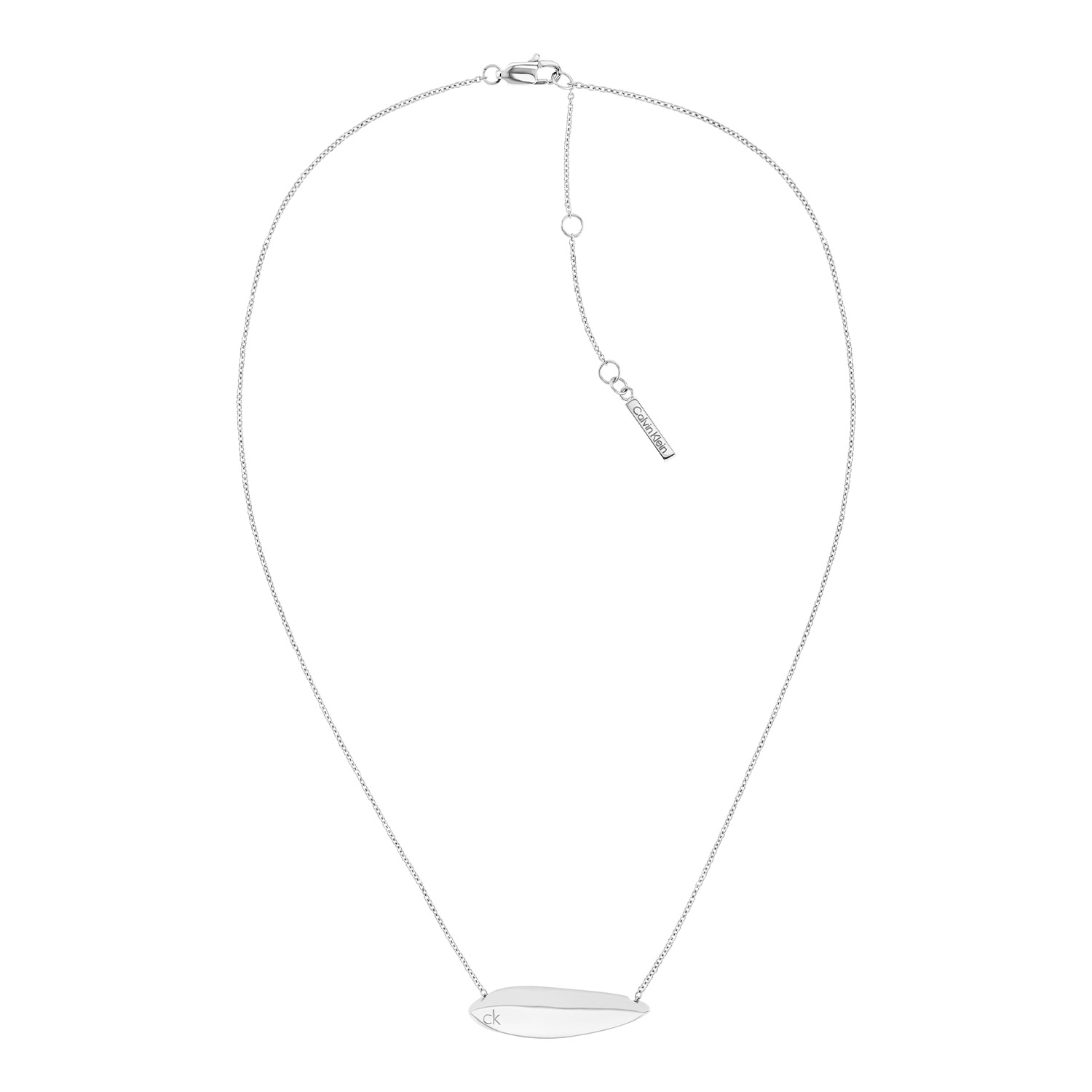 Calvin Klein CJ35000815 Dames Ketting Staal
Deze stalen dames ketting van Calvin Klein met nr CJ35000815 heeft een sierlijk uiterlijk. De ketting is fijn met in het midden een glanzend sculpturaal stalen tussenstuk in druppelvorm. Door de extra tussenogen kan de ketting op verschillende lengtes gedragen worden. De totale lengte is 51cm. Leuk te combineren met andere sieraden uit de serie van Calvin Klein.

OVER CALVIN KLEIN
Calvin Klein is een wereldwijd lifestylemerk dat gewaagde, vooruitstrevende idealen en een verleidelijke, vaak minimalistische, esthetiek nastreeft. Calvin Klein werd groot in de jaren 70 door haar mode- en merkjeans collecties. In de jaren 80 lanceerde Calvin Klein haar spraakmakende ondergoed dat uitdrukkelijk van logo &rsquo;s voorzien was. Vanwege het grote succes is het merk ook succesvol uitgerold in Accessoires, Parfums, Home, Brillen, Golf, Horloges en Sieraden.
Sinds de oprichting in 1968 door Calvin Klein, heeft het merk haar reputatie opgebouwd als leider in de Amerikaanse mode, dankzij een cleane esthetiek en innovatieve ontwerpen. Calvin Klein wil haar publiek verleiden en inspireren door middel van provocerende beelden en opvallende ontwerpen die prikkelen. 

SPECIFICATIES:
- Stalen dames ketting
- Lengte totaal: 51cm
- Zilverkleurig
- Glimmend