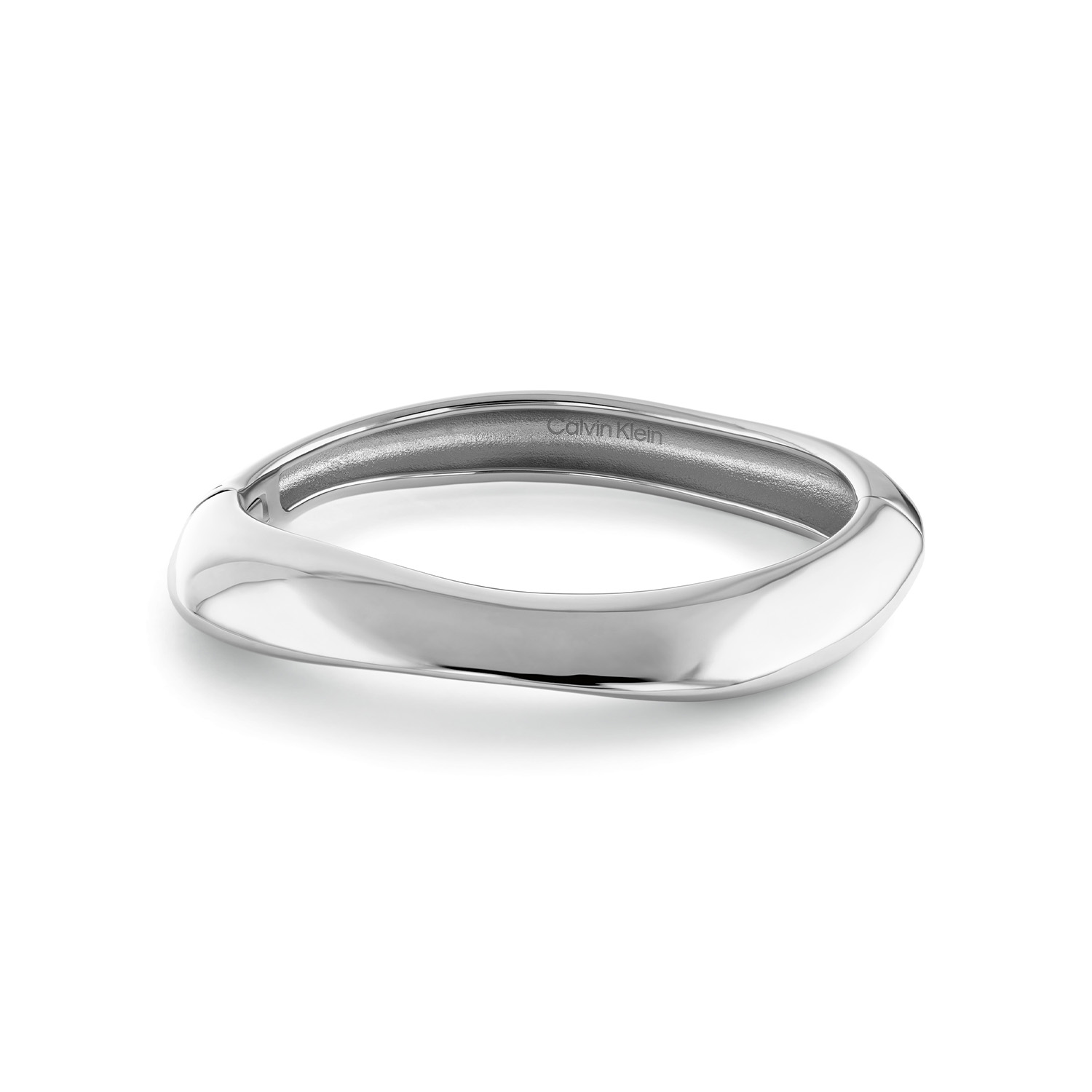 Calvin Klein CJ35000817 Dames Bangle Staal
Deze stalen dames bangle van Calvin Klein met nr CJ35000817 heeft een sierlijk uiterlijk. De zilverkleurige stijve armband heeft een sculpturale vorm, is glimmend, 7mm breed, en geschikt voor een pols van 17,5cm. Leuk te combineren met andere sieraden uit de serie van Calvin Klein.

OVER CALVIN KLEIN
Calvin Klein is een wereldwijd lifestylemerk dat gewaagde, vooruitstrevende idealen en een verleidelijke, vaak minimalistische, esthetiek nastreeft. Calvin Klein werd groot in de jaren 70 door haar mode- en merkjeans collecties. In de jaren 80 lanceerde Calvin Klein haar spraakmakende ondergoed dat uitdrukkelijk van logo &rsquo;s voorzien was. Vanwege het grote succes is het merk ook succesvol uitgerold in Accessoires, Parfums, Home, Brillen, Golf, Horloges en Sieraden.
Sinds de oprichting in 1968 door Calvin Klein, heeft het merk haar reputatie opgebouwd als leider in de Amerikaanse mode, dankzij een cleane esthetiek en innovatieve ontwerpen. Calvin Klein wil haar publiek verleiden en inspireren door middel van provocerende beelden en opvallende ontwerpen die prikkelen. 

SPECIFICATIES:
- Stalen dames bangle
- 17,5cm
- Zilverkleurig
- Glimmend
