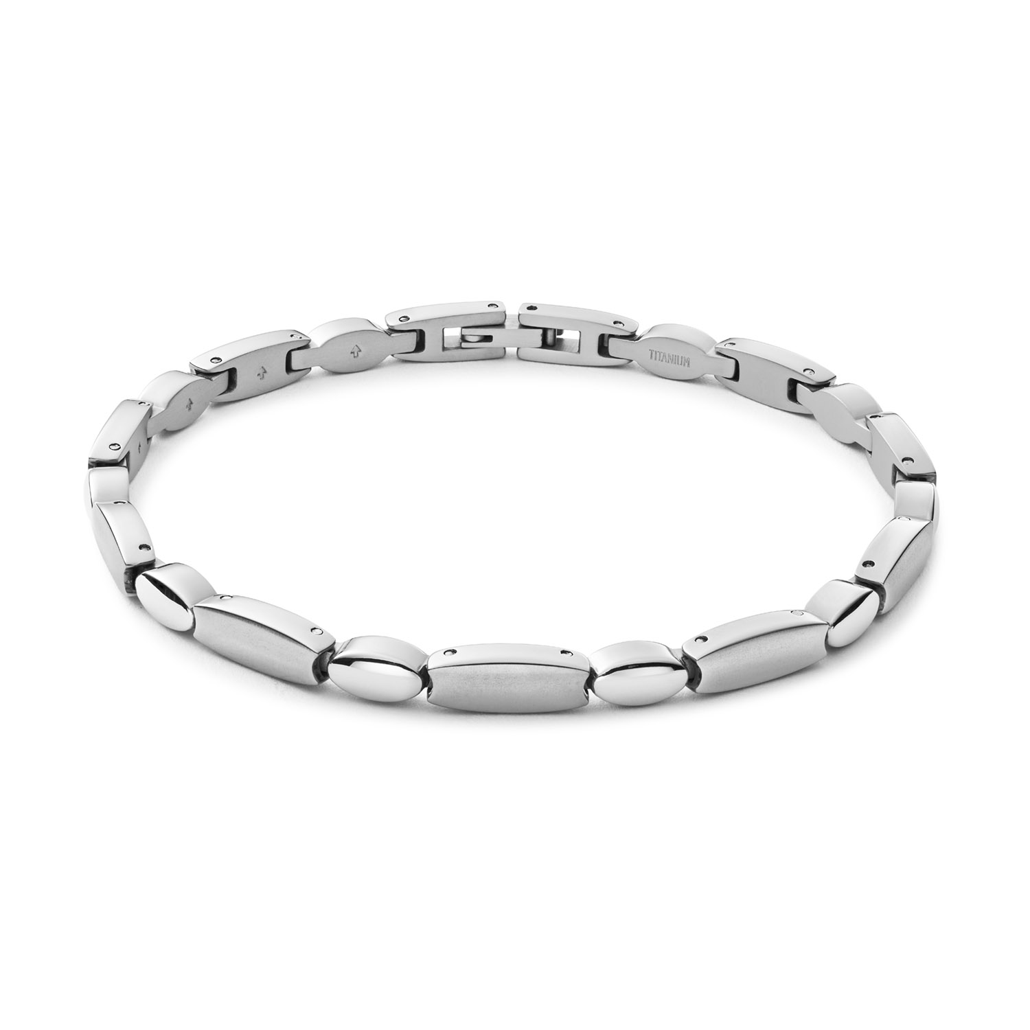 Boccia Titanium 03068-01 Armband 21cm
Deze unieke titanium armband van Boccia Titanium is een mooie toevoeging aan je sieradencollectie! Wat deze mat/glanzende titanium armband uniek maakt, is dat hij grote ovale matte schakels heeft met daartussen kleinere glanzende ovale schakels, dit geeft een volle en luxe uitstraling. De armband heeft een lengte van 21cm en sluit met een klapsluiting. Combineer de armband met de bijpassende ketting en oorbellen voor een complete look.

HET MERK
Boccia Titanium is het titanium merk van Nederland, dat zijn oorsprong in Duitsland vindt en is opgericht in het jaar 1992. Ontwikkeld door internationale ontwerpers. Alle titanium componenten van de BOCCIA TITANIUM collectie zijn gemaakt van 99,7% puur titanium; het bijzondere materiaal. Het is licht in gewicht, neemt de temperatuur van de huid aan en is zeer huidvriendelijk. Bovendien is het corrosie- en temperatuurbestendig.

SPECIFICATIES
- Armband
- Puur titanium
- Ovaal bol
- Zilverkleurig
- 21cm