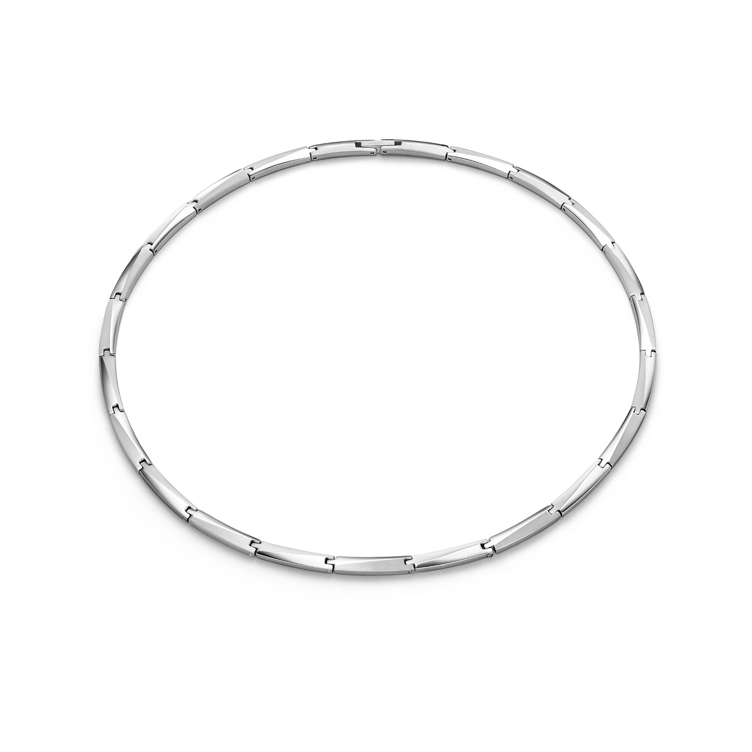 Boccia Titanium 08076-01 Collier
Deze unieke titanium ketting van Boccia Titanium is een mooie toevoeging aan je sieradencollectie! Wat deze titanium ketting uniek maakt, is dat er glanzende rechte schakels aan elkaar verbonden zijn via de onderkant. Hierdoor wordt het een soepele ketting. Combineer de ketting met het bijpassende armband en oorbellen voor een complete look. De lengte is 50cm.

HET MERK
Boccia Titanium is het titanium merk van Nederland, dat zijn oorsprong in Duitsland vindt en is opgericht in het jaar 1992. Ontwikkeld door internationale ontwerpers. Alle titanium componenten van de BOCCIA TITANIUM collectie zijn gemaakt van 99,7% puur titanium; het bijzondere materiaal. Het is licht in gewicht, neemt de temperatuur van de huid aan en is zeer huidvriendelijk. Bovendien is het corrosie- en temperatuurbestendig.

SPECIFICATIES
- Ketting 08076-01
- Puur titanium
- Zilverkleurig
- 50cm