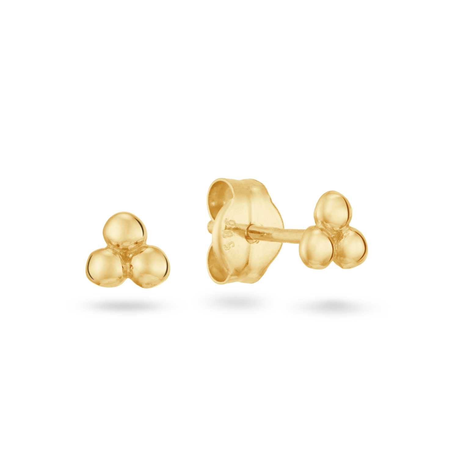 Klein maar fijn. Een hele goede manier om deze 14 karaat gouden studs te omschrijven. Door de drie balletjes valt deze oorbel goed op tussen je earparty.

"Memories from Amsterdam. 
De stad waar de grachten fluisteren, kunst ademt en verhalen overal voelbaar zijn. Voor deze fall/winter collectie liet ik me inspireren door het Amsterdam van toen en nu. Een ode aan 750 jaar stadsglorie én 5 jaar Jackie. Elk sieraad, van de verfijnde Vermeer ketting tot de statement Canal Ring vertelt een verhaal. Handgemaakt van gerecycled 14 karaat goud, met echte edelstenen en zoetwaterparels. "

- 14 Karaat Goud
- Oorknoppen 3,5mm