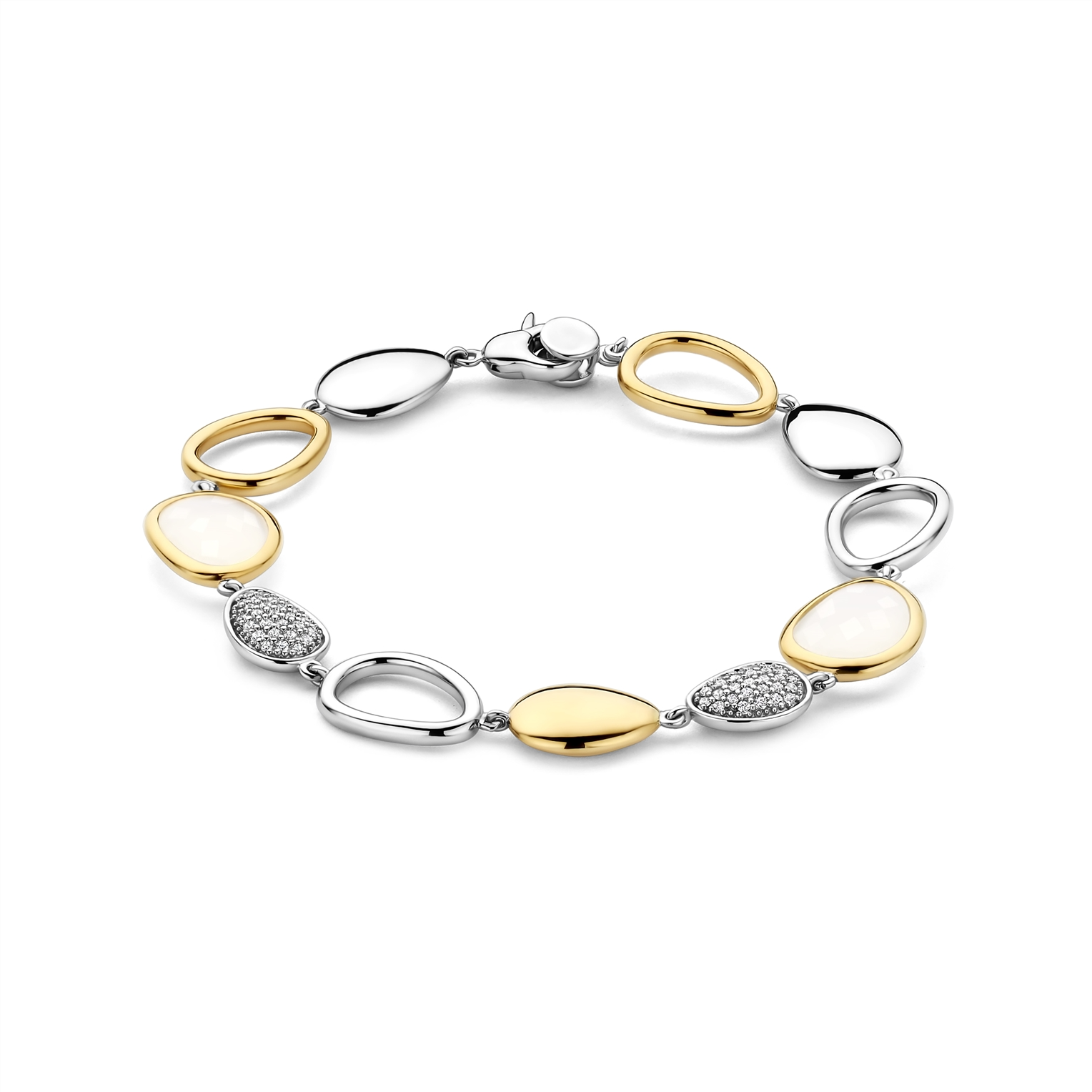 Verhoog sculpturale glans met deze TI SENTO zilveren armband 23082MW. Zorgvuldig vervaardigd uit 925 sterling zilver, verbindt het sieraad een reeks pebble-vormige charms tot één vloeiende lijn: een melkachtig witte fantasy-cut steen omlijst met goudkleurig verguld, een gepolijste goudkleurig vergulde pebble, pavé-schijfjes bezet met briljant witte cubic zirconia, en opengewerkte platinakleurig vergulde accenten die luchtige negatieve ruimte creëren. Het resultaat is een ritmisch spel van licht, kleur en textuur dat de pols omhult met directe elegantie. Draag de armband solo voor een gallery-waardige impact, of combineer hem met minimalistische bangles voor extra diepte. Nikkelvrij en hypoallergeen, verfijnd voor de gevoelige huid en met luxe comfort dat de hele dag aanhoudt.