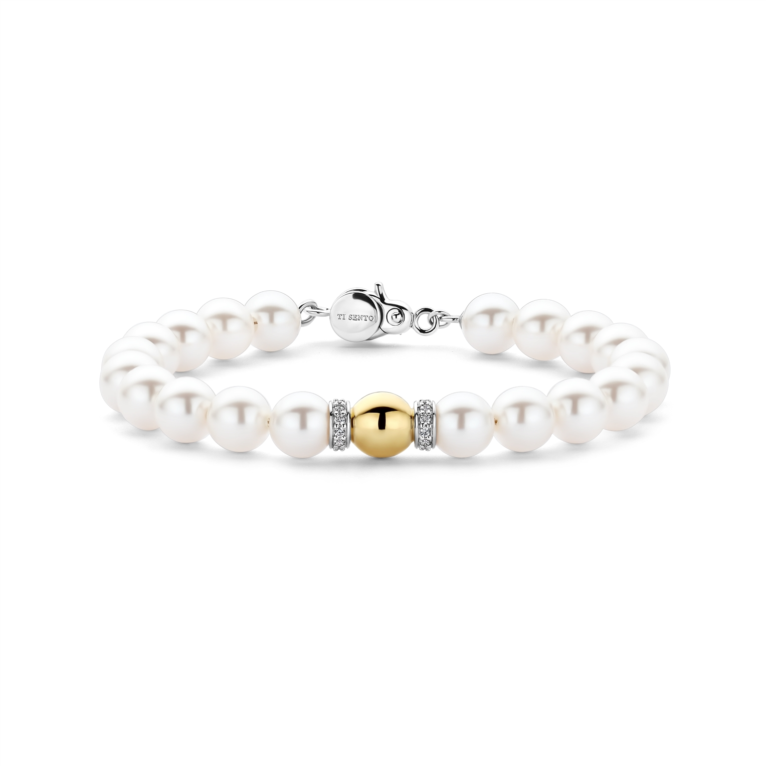 Omarm een zachte glans met de TI SENTO goudkleurig vergulde zilveren armband 23088YP. Gepolijste 925 sterling zilveren schakels zijn afgewerkt met goudkleurig verguld en worden onderbroken door 8 mm cabochon-gezette witte parels, waarvan de natuurlijke glans het licht prachtig vangt. Een verfijnde sluiting volgt de vloeiende ronding van elke parel, voor een veilige pasvorm en elegante afwerking. Stapel de armband met verfijnde armbanden voor een rijk gelaagd effect, of draag hem solo voor een vleugje moeiteloze elegantie. Nikkelvrij en hypoallergeen, voor comfortabel dragen de hele dag door.
