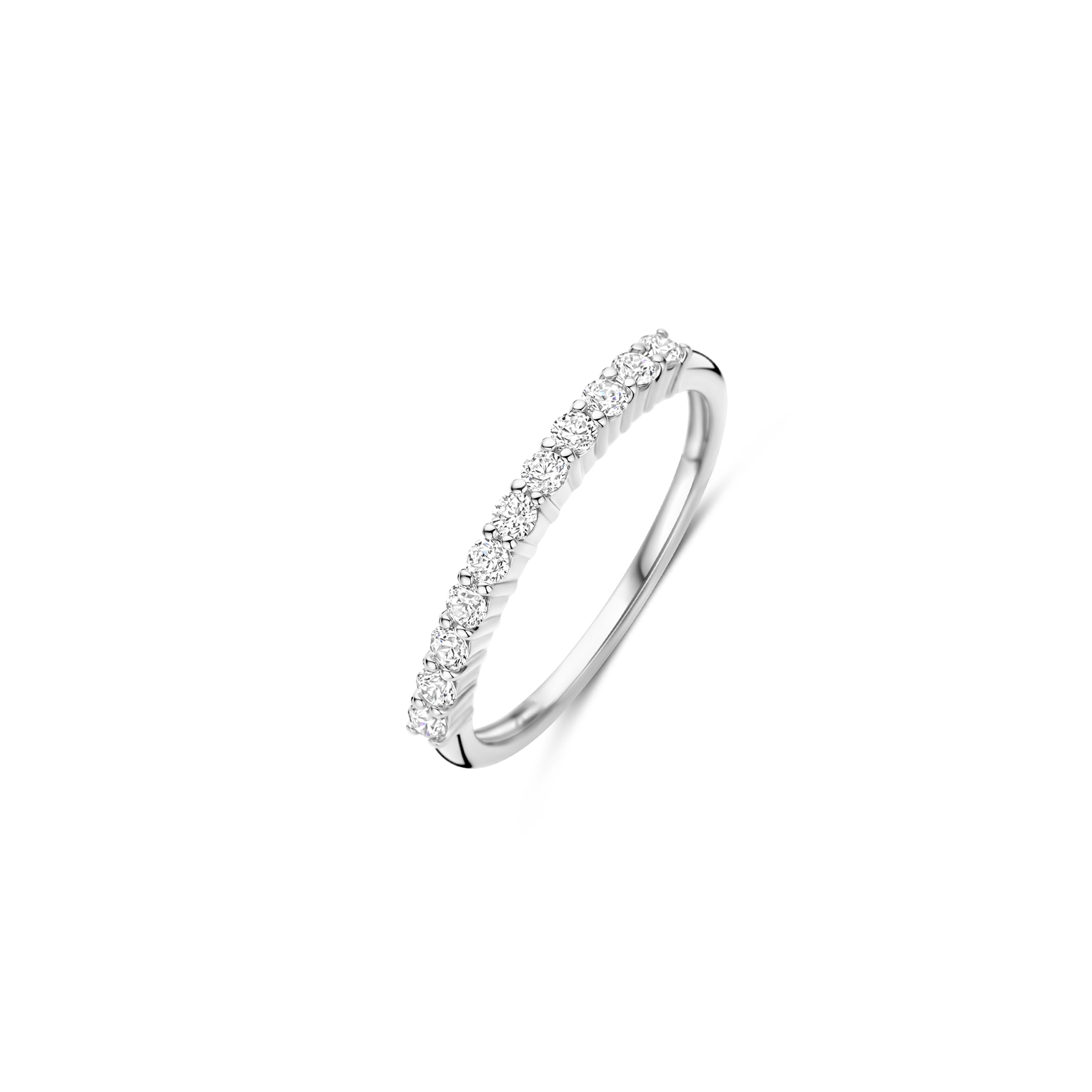 Vier ingetogen glans met deze TI SENTO platinakleurig vergulde zilveren ring 12382ZI. Gevormd uit 925 sterling zilver en afgewerkt met een spiegelend platinakleurig laagje, wordt de ultraslanke band gevolgd door een fijne rij van kleine briljant geslepen witte cubic zirconia, die de stille elegantie van klassieke stijl oproepen. Draag de ring als een subtiel accent, of stapel hem met krachtigere silhouetten voor een verfijnde sprankeling. Nikkelvrij en hypoallergeen, voor luxe comfort dag na dag.