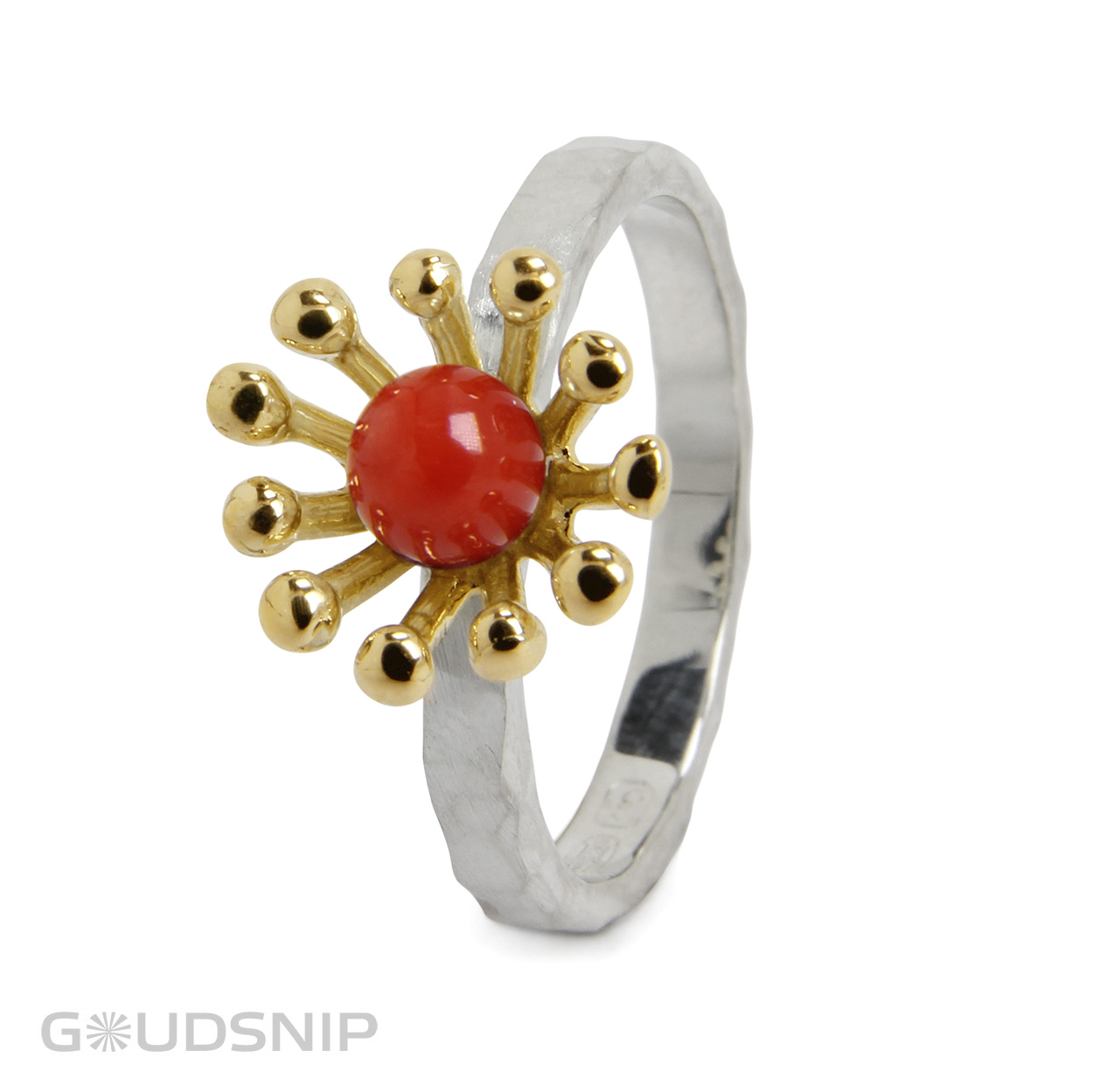 Zilveren ring met een gouden bloem met bloedkoraal. Deze ring hebben we in ons atelier in gemaakt. We hebben deze ring in verschillende varianten en met verschillende edelstenen. 