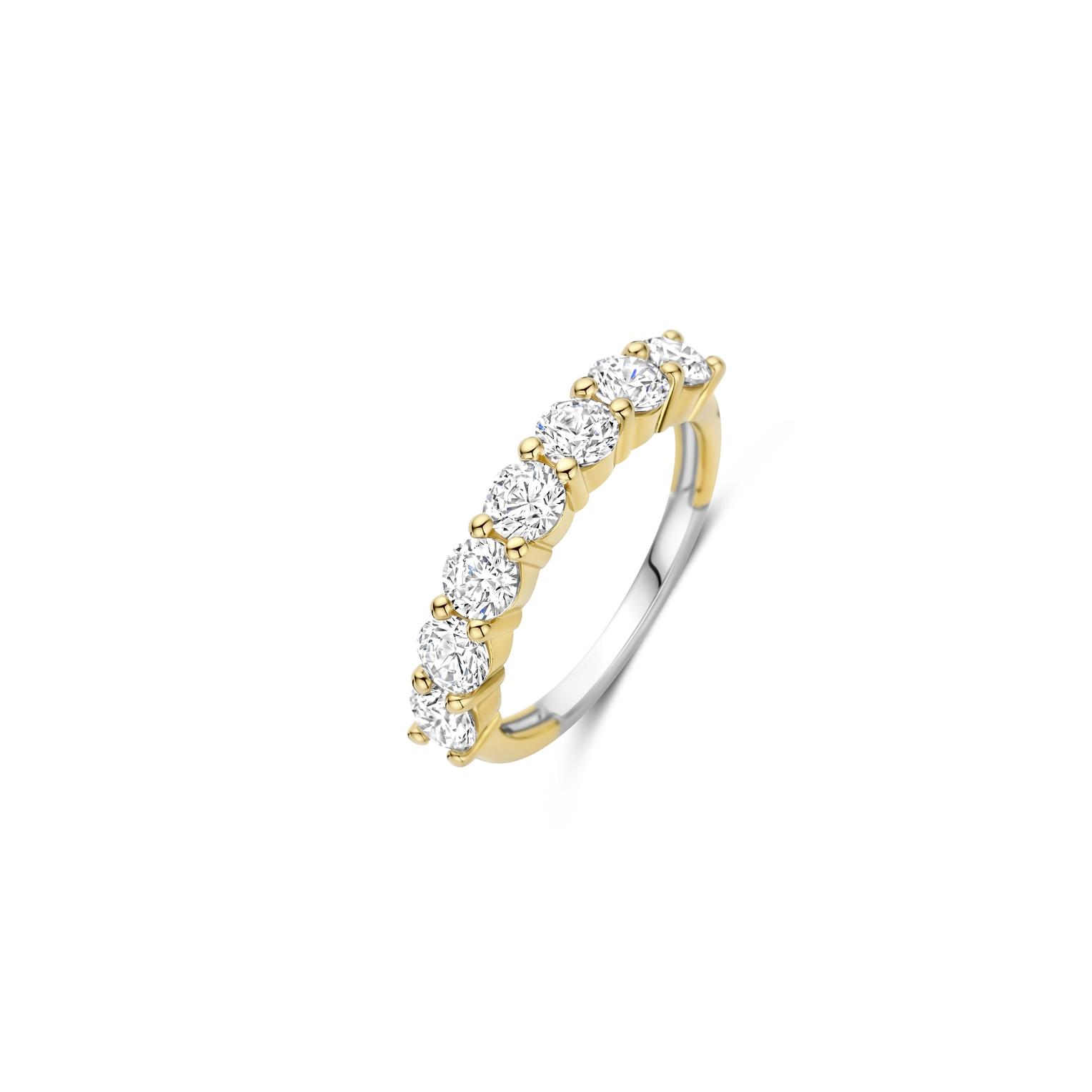 Geniet van stralende verfijning met deze TI SENTO goudkleurig vergulde zilveren ring 12380ZY. Gevormd uit 925 sterling zilver en afgewerkt met goudkleurig verguld, is de band bezet met zeven vergrote briljant geslepen witte cubic zirconia, die een elegante sprankeling over de vinger verspreiden. Hun royale formaat en naadloze zetting geven een moderne twist aan vintage glamour en versterken het licht vanuit elke hoek. Draag de ring solo voor opvallende elegantie van kantoor tot diner, of stapel hem met slanke goudkleurig vergulde ringen voor een verfijnde gelaagde glans. Nikkelvrij en hypoallergeen, voor luxe comfort bij elk draagmoment.