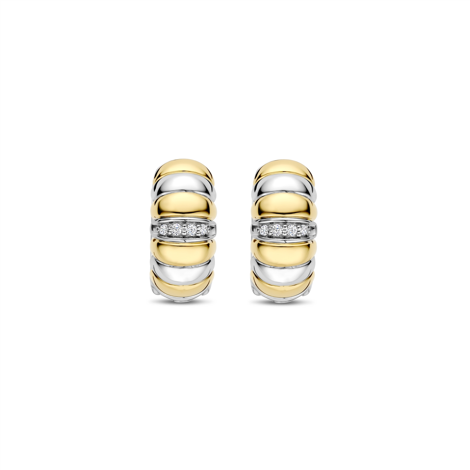 Geniet van sculpturale elegantie met deze TI SENTO goudkleurig vergulde zilveren oorbellen 78024ZY. Vervaardigd uit 925 sterling zilver, heeft elke oorbel een ritmische reeks van goudkleurig vergulde en platinakleurig vergulde schakels, geaccentueerd door een centrale band van pavé-gezette witte cubic zirconia. Hun verfijnde geometrie speelt met licht en textuur en weerspiegelt de vloeiende beweging van architectonische vormen. Gedurfd maar draagbaar, ze tillen zowel strakke tailoring als vloeiende zijde naar een ingetogen luxueus niveau. Combineer ze met de bijpassende armband of ring voor een samenhangende, high-impact look. Nikkelvrij en hypoallergeen, voor luxe comfort van dag tot nacht.