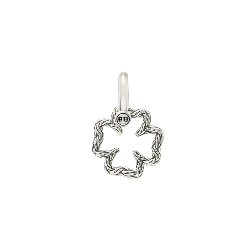 De Buddha to Buddha 058 one - Hanger Katja Mini Clover Zilver (modelnummer 001J090580100) is een verfijnd sieraad van zilver. Met een sieradengrootte van 1, valt hij op als subtiele hanger. Ideaal als elegante aanvulling op een ketting voor een verfijnde look. Perfect voor elke gelegenheid, en een onmisbaar item in je sieradencollectie.
