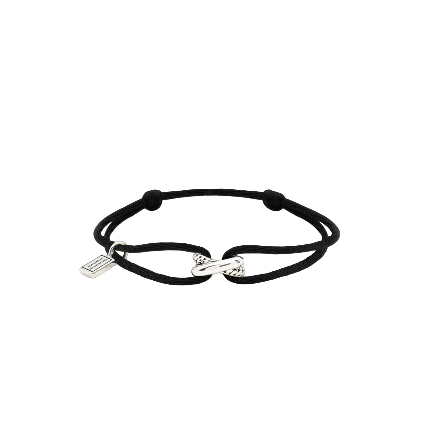 De Buddha to Buddha 005 One - Cord Bracelet Ben Silver, modelnummer 001J050050100, is een elegante armband uit de categorie "Jewel" met een grootte van 100. Deze zilveren armband voegt een stijlvolle touch toe aan elke outfit. Draag hem solo voor een subtiele look of gecombineerd met andere armbanden voor een gelaagd effect.