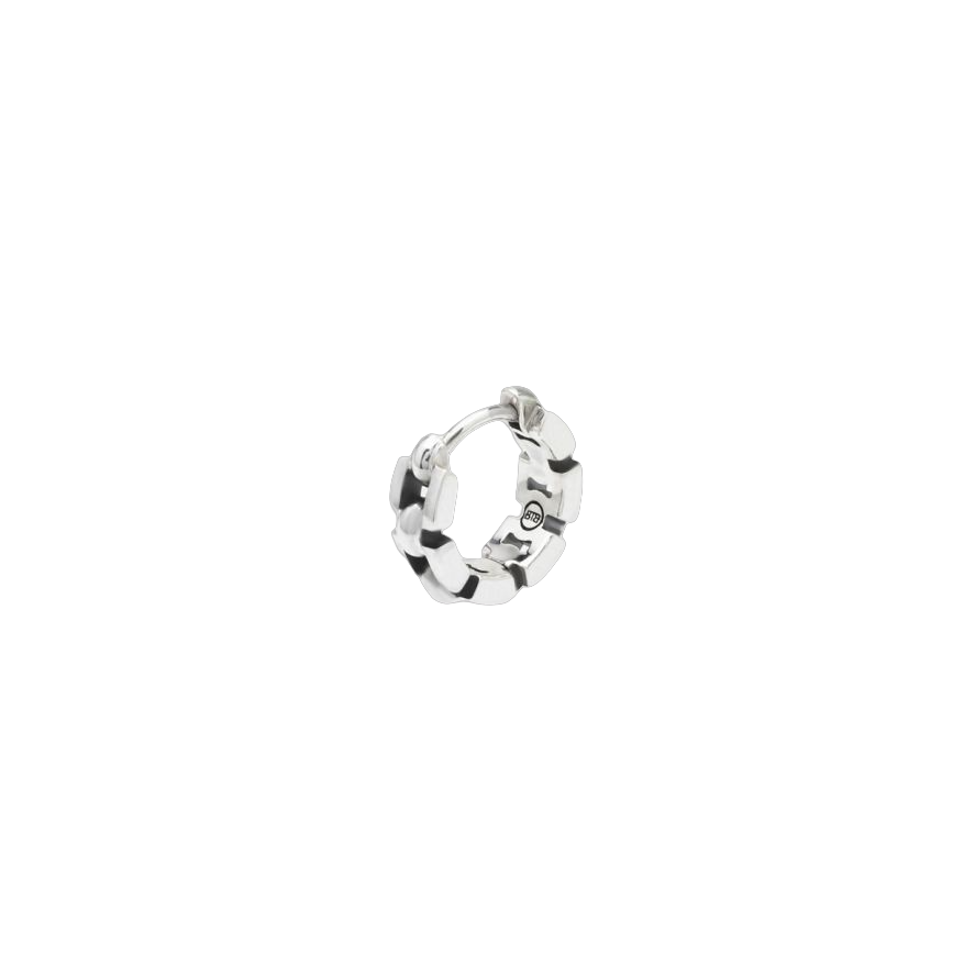 De Buddha to Buddha 069 One - Hoop Batul Silver heeft een tijdloos ontwerp als creolen, perfect voor elke gelegenheid. De oorbelmaat is 12, ideaal voor dagelijks gebruik of feestelijke gelegenheden. Het draagt comfortabel en voegt een elegante touch toe aan elke outfit. Draag ze solo voor subtiele elegantie, of combineer met andere sieraden voor een gedurfde look.