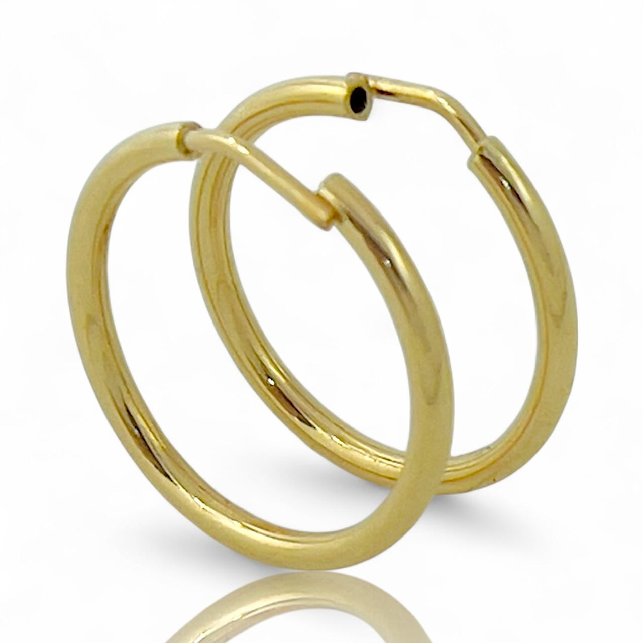 De oorringen14 kr goud 16mm zijn sierlijke creolen vervaardigd uit 14 karaats goud. Met een elegante gouden kleur en een diameter van 16 mm, zijn ze de perfecte toevoeging voor een verfijnde look. Draag ze bij zowel dagelijkse outfits als bij speciale gelegenheden voor een tijdloze, chique uitstraling.