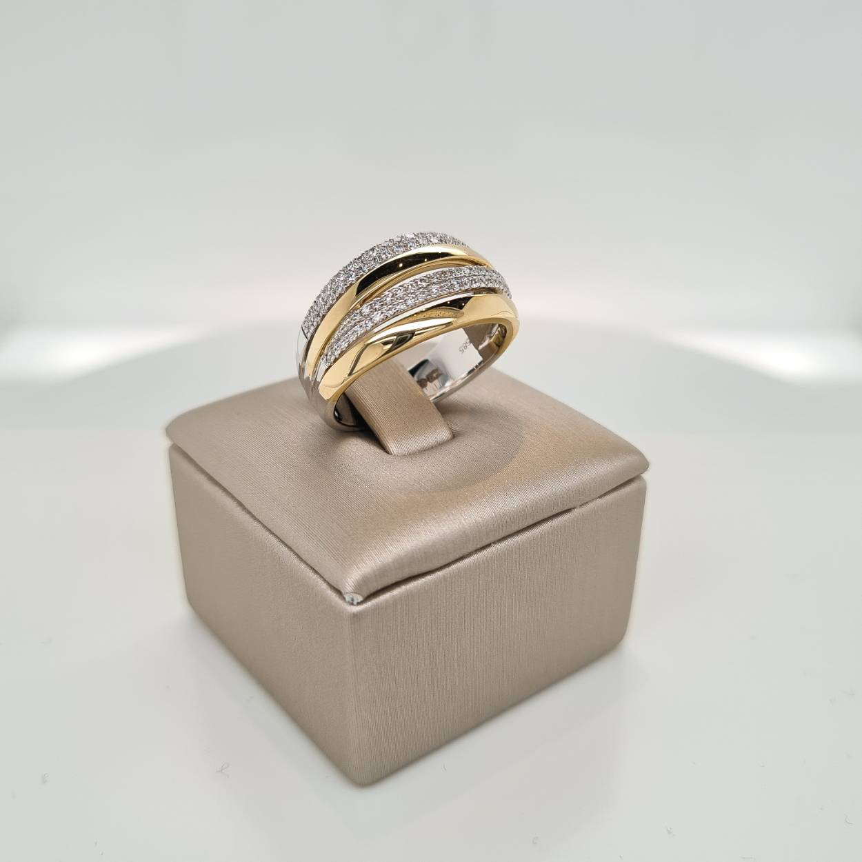 Prachtige 14krt bicolor gouden ring met diamant. 

De maat van de ring is 57 (18mm). Heeft u een andere maat, neem dan gerust contact met ons op.