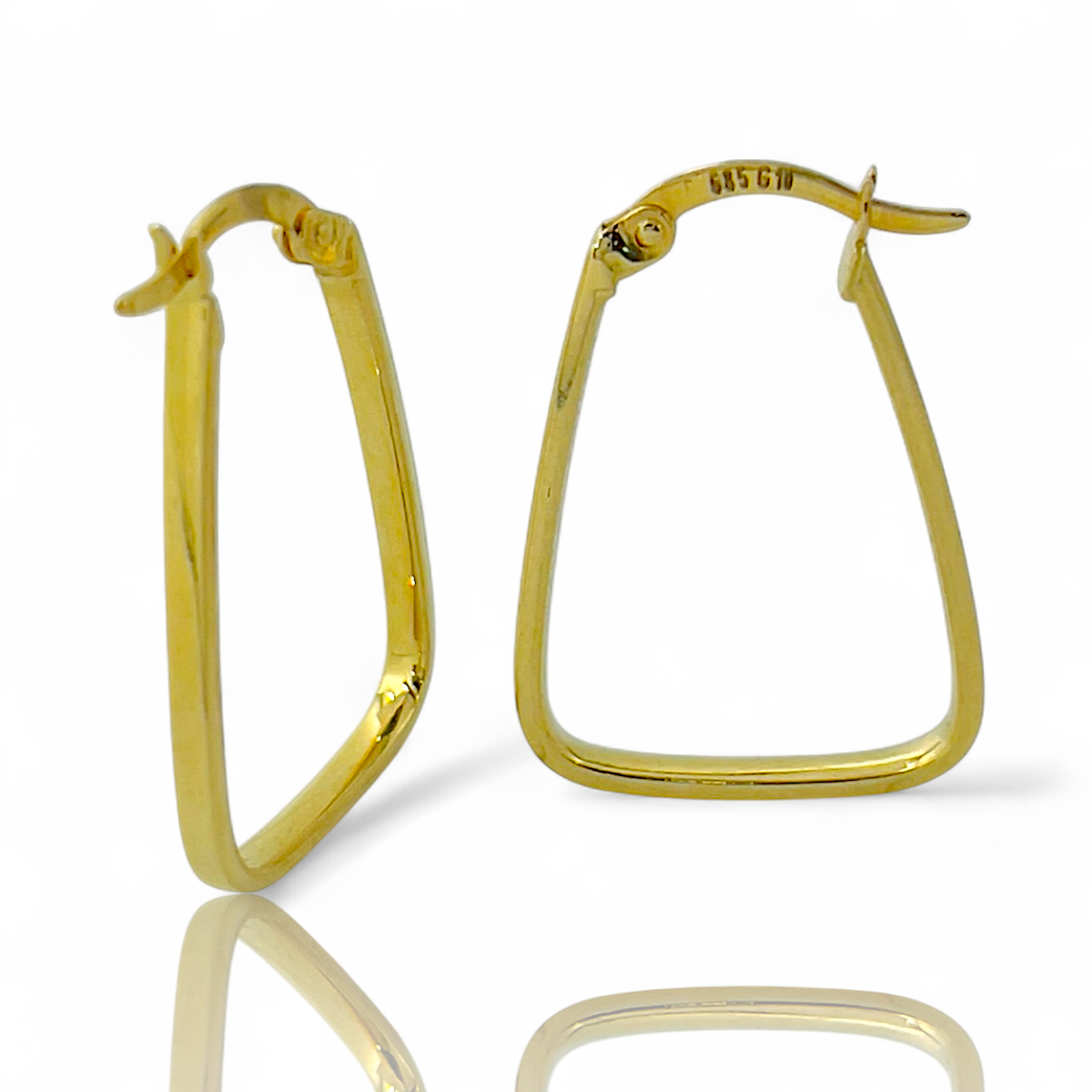 De Triangle Creolen in 14 karaat goud zijn prachtige oorsieraden. Deze creolen zijn een schitterende toevoeging aan elke outfit. Draag ze met opgestoken haar om hun elegante driehoekige ontwerp volledig te laten zien. Perfect voor zowel dagelijks gebruik als speciale gelegenheden. Voeg een vleugje luxe toe aan je look!