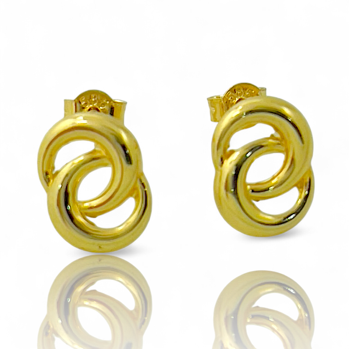 Deze Oorknoppen zijn een verfijnd sieraad, perfect voor een vleugje elegantie. Gemaakt van geelgoud en goudkleurig, stralen ze luxe uit. Ideaal om dagelijks te dragen of voor speciale gelegenheden. Combineer ze met zowel casual als formele outfits voor een stijlvolle look. Hun lichte gewicht maakt ze comfortabel voor langdurig draagplezier.