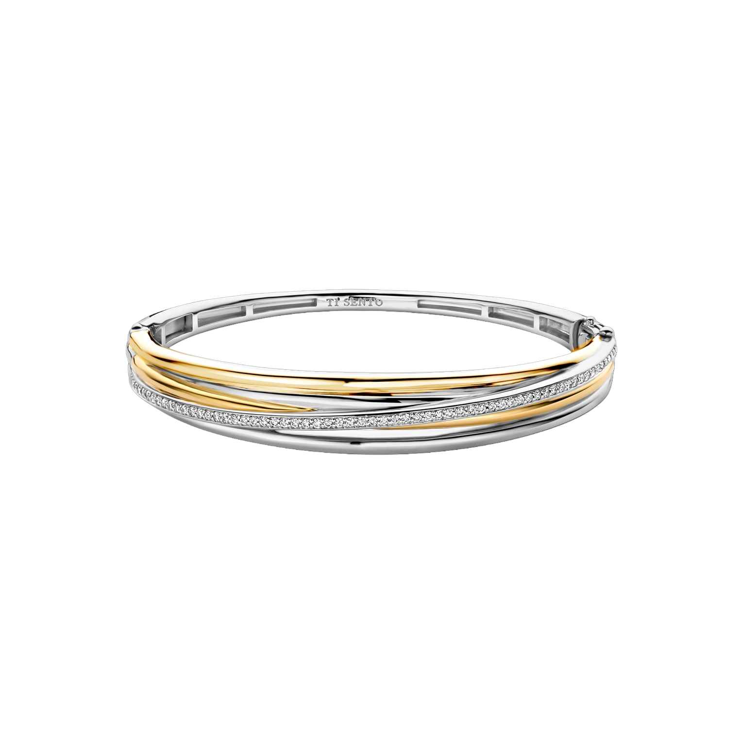 Ervaar de luxe ge&iuml;nspireerd door vintage met deze TI SENTO vergulde zilveren bangle armband 23046ZY. Gemaakt van 925 sterling zilver en verzilverd voor een blijvende schittering, beschikt dit gedurfde statementstuk over drie slanke banden. De centrale band is bedekt met geelgoudkleurig, wat een vleugje stralende luxe aan het ontwerp toevoegt. Een vierde band, gedecoreerd met een fonkelende pave van witte cubic zirconia-stenen, kruist de andere banden en cre&euml;ert een betoverende samensmelting van licht en schaduw. Ge&iuml;nspireerd door de verfijnde details van architectonische structuren, is deze armband een eerbetoon aan modern design. De gedurfde maar verfijnde esthetiek en de contrasterende texturen van zilver, platina en geelgoudkleurig maken dit tot een werkelijk uitzonderlijk stuk. Versterk je dagelijkse look met dit verbluffende accessoire. Draag het alleen voor een gedurfde statement of combineer het met andere TI SENTO armbanden voor een samengestelde ensemble die vintage-ge&iuml;nspireerde verfijning uitstraalt. Met zorg vervaardigd voor gevoelige huid, garandeert deze nikkelvrije en hypoallergene armband blijvend comfort en kwaliteit.