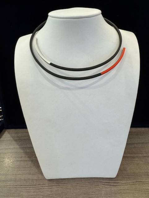 Aluminium collier rubber met aluminium rechthoekige uiteinden zilver en rood