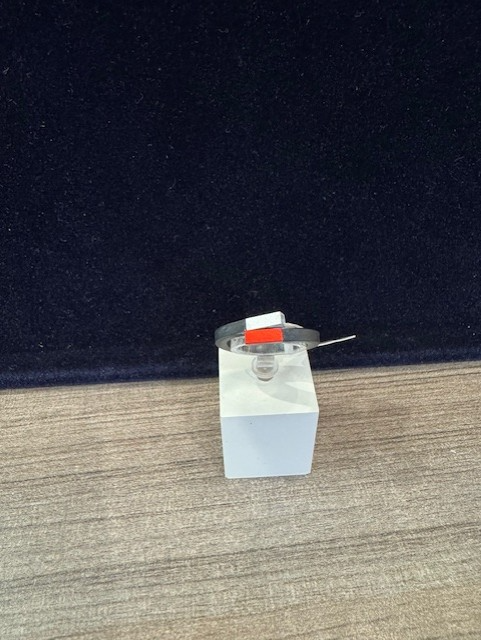 zwarte rubberen ring met aluminium rechthoekige uiteinden rood en zilver
maat is verstelbaar.