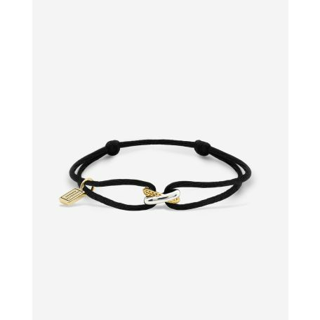 Een essentieel onderdeel van de nieuwe Buddha to Buddha collectie: de Zilveren Ben Koord Armband. De Ben-schakel behoort tot onze meest iconische families en past daarmee fantastisch bij onze verschillende Koord Armbanden. Buddha to Buddha's Koord Armbanden zijn altijd verkrijgbaar in de verstelbare maat 'M' waardoor iedereen deze armband kan dragen. Elk exemplaar bevat een iconische logo tag en een glanzend koord vervaardigd uit hoogwaardig 100% polyester. De kwaliteit is OEKO TEX gecertificeerd, en het product voldoet aan REACH-normen. Deze Koord Armband is dus een perfecte aanvulling op jouw Buddha to Buddha collectie, waarbij je tevens een bewuste keuze maakt. Ontworpen in Amsterdam en handgemaakt in Zuid-Oost Azië van gerecycled zilver. Onze Zilveren Ben Koord Armband is een automatische klassieker. Dus met welke sieraden combineer jij deze armband?