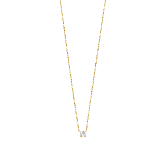 Omarm verfijnde eenvoud met dit TI SENTO vergulde collier 3894ZY. Een enkele briljant geslepen witte zirconia is elegant geplaatst in een fijne klauwzetting en hangt aan een delicaat goudkleurig verguld collier, vervaardigd uit hoogwaardig 925 sterling zilver. Het tijdloze silhouet vangt het licht bij elke beweging en straalt ingetogen elegantie uit. Dit verfijnde collier is een must-have voor liefhebbers van minimalistische sieraden, layering colliers en betekenisvolle alledaagse stukken. Of het nu alleen wordt gedragen voor subtiele fonkeling of gecombineerd met andere goudkleurig vergulde colliers voor een zorgvuldig samengestelde look, het voegt moeiteloze verfijning toe aan elke outfit. Ontworpen om alles te complementeren, van een tailored blouse tot een off-shoulder jurk, het is het ultieme veelzijdige accessoire. Nikkelvrij en hypoallergeen, het belooft blijvend draagcomfort en verfijnde draagbaarheid.