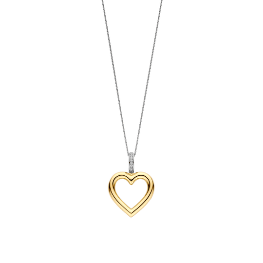 Omarm pure betekenis met deze TI SENTO vergulde hart-hanger 6858ZY. Vervaardigd uit 925 sterling zilver en afgewerkt met een stralende goudkleurige vergulding symboliseert het open hart-silhouet verbinding en liefde in haar meest tijdloze vorm. De slanke contour hangt aan een pavé gezette hanger, die een vleugje fonkeling toevoegt aan de zachte, sculpturale lijnen. Dicht bij het hart gedragen is het een dagelijkse herinnering aan genegenheid, elegantie en blijvende stijl. Nikkelvrij en hypoallergeen, met zorg ontworpen voor langdurig draagcomfort en gratie. De hanger wordt geleverd met een verfijnd zilver collier.