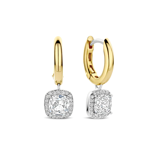 Ontdek stralende dualiteit met deze TI SENTO goudkleurig vergulde zilveren oorbellen 78030ZY. Vervaardigd uit 925 sterling zilver, draagt elke slanke goudkleurig vergulde ring een 7 mm fantasy-cut witte cubic zirconia die zachtjes onder het oor meebeweegt. Een fijne halo van pavé-steentjes, geplaatst in een koel platinakleurig vergulde rand, versterkt de luminantie van de centrale steen en voegt verfijnde textuur toe terwijl de oorbellen het licht vangen. Draag ze solo voor moeiteloze dag-tot-avond elegantie, of combineer ze met delicate studs voor een zorgvuldig samengestelde ear stack. Nikkelvrij en hypoallergeen, voor blijvende glans en lichtgewicht comfort.