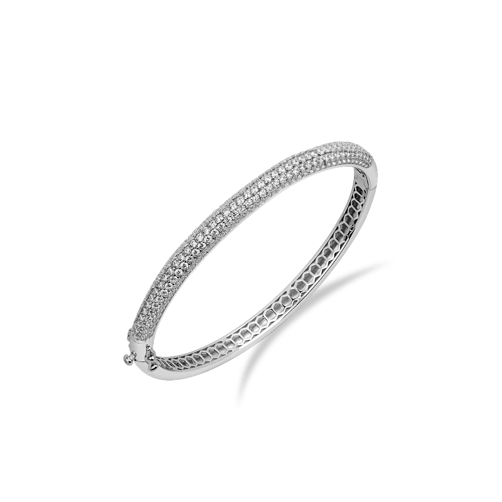 De Huismerk | Zilveren bangle | SBD6-56 van Gisser sieraden is een elegante, minimalistische armband van hoogwaardig zilver. Deze tijdloze accessoire past perfect bij zowel alledaagse als formele outfits. Draag de bangle alleen voor een subtiele look of combineer met andere zilveren sieraden voor een geraffineerde stijl. Een must-have voor elke sieradencollectie.