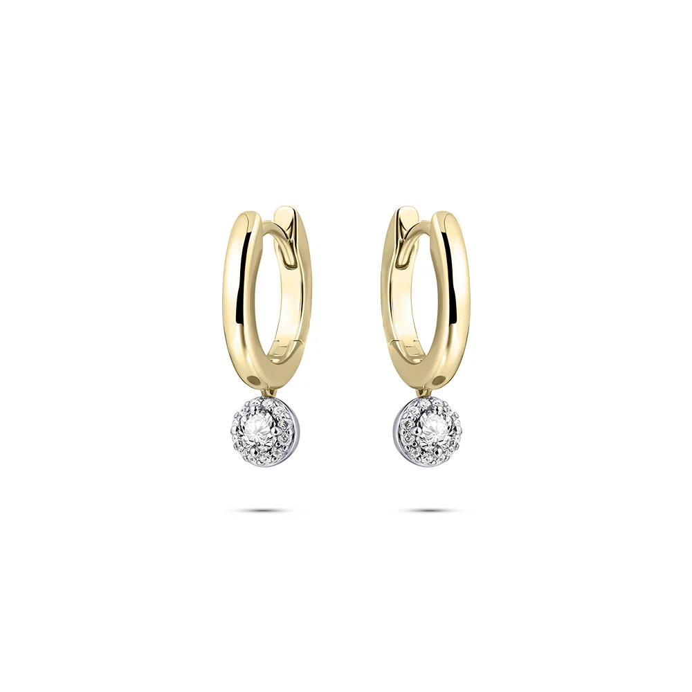 Huismerk zilveren oorhangers model KC1053Y zijn verfijnde sieraden met elegante details en een schitterende 0.02 karaat diamant. Deze tijdloze oorbellen voegen een vleugje klasse toe aan elke outfit. Perfect voor zowel dagelijkse als formele gelegenheden. Draag ze met opgestoken haar voor een subtiele maar opvallende look die je schittering accentueert.