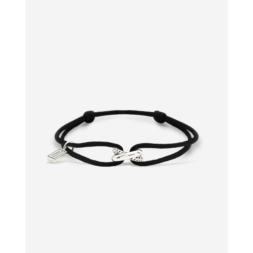 De Buddha to Buddha - Ben Koord Armband in zilver, modelnummer 005, is een prachtig sieraad van het type armband, binnen de categorie juweel. Deze zilveren koordarmband voegt een stijlvolle en tijdloze allure toe aan elke outfit. Draag hem solo voor een subtiele look of combineer met andere armbanden voor een moderne, gelaagde stijl.
