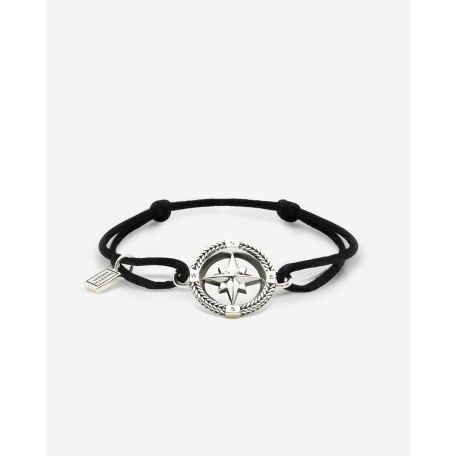 De Zilveren Barbara Kompas Koord Armband combineert de symbolische kompas hanger met onze tijdloze koord armbandjes. Op deze manier draag jij altijd de symboliek van een nieuw begin en leiding met jou mee! Buddha to Buddha's Koord Armbanden zijn altijd verkrijgbaar in de verstelbare maat 'M' waardoor iedereen deze armband kan dragen. Elk exemplaar bevat een iconische logo tag en een glanzend koord vervaardigd uit hoogwaardig 100% polyester. De kwaliteit is OEKO TEX gecertificeerd, en het product voldoet aan REACH-normen. Deze Koord Armband is dus een perfecte aanvulling op jouw Buddha collectie, waarbij je tevens een bewuste keuze maakt. Ontworpen in Amsterdam en handgemaakt in Zuid-Oost Azië van gerecycled zilver. De Koord Armband is graveerbaar waardoor jij helemaal jouw eigen verhaal kan creëren. Ben jij klaar om jouw eigen pad te volgen met deze nieuwe armband?