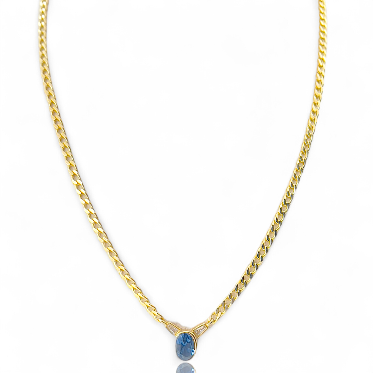 De Gourmette Collier 14 kt goud bevat baguette geslepen zirkonia en ovaal geslepen topaas. Het is een luxe sieraad dat elke outfit verrijkt. Draag het subtiel boven een elegante jurk of blouse voor een verfijnde uitstraling. Perfect voor speciale gelegenheden of als dagelijks statement stuk. 