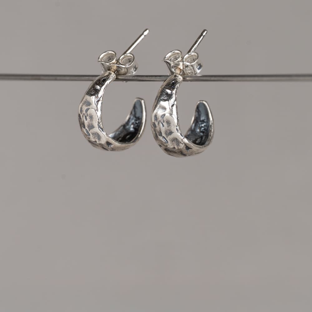 Hoops gemaakt van 925 sterling zilver oxy shiny. COmbineer deze oorbellen bij het bijpassende collier, armband en ring voor een complete Jeh look!