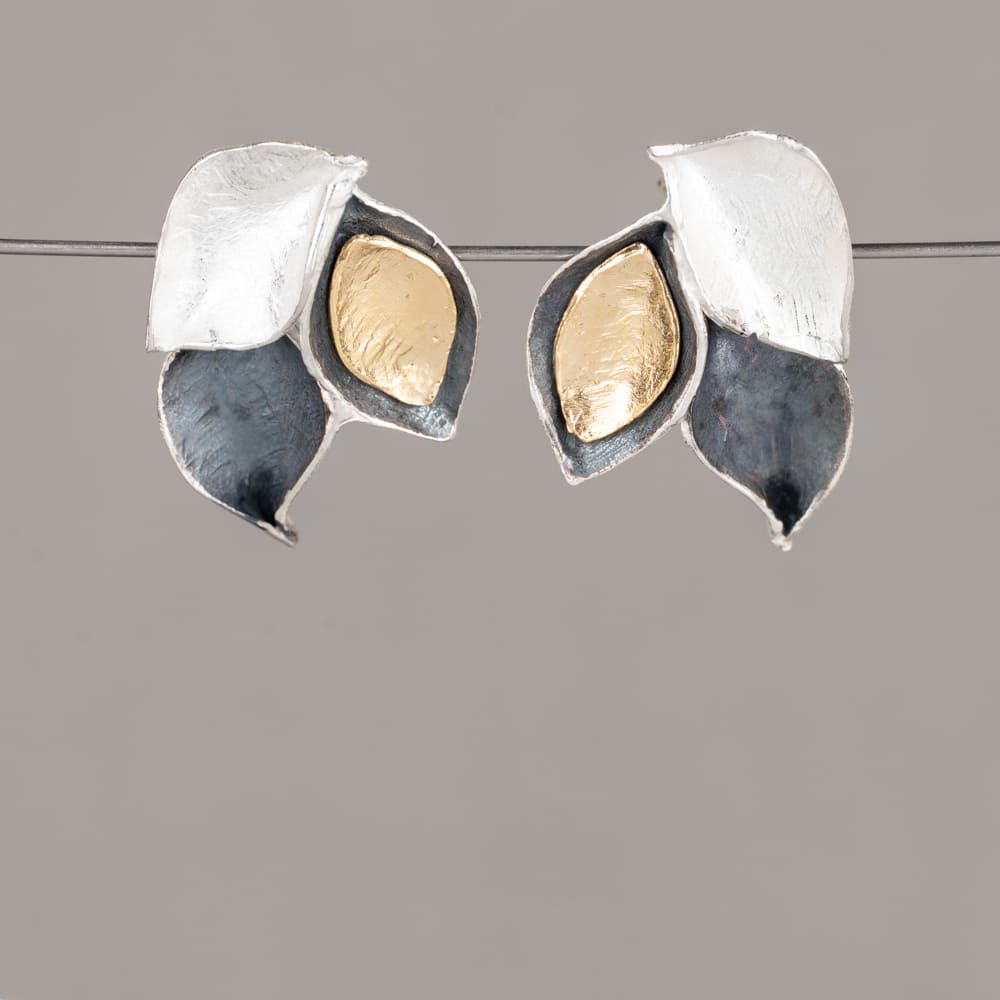 Oorstekers gemaakt van 925 sterling zilver, geoxideerd zilver en zilver verguld. Door het gebruik van deze 3 materialen ontstaan er ook 3 kleuren in deze oorbel. Combineer met een mooi collier, een ring en armband en ga voor een complete Jeh-look!