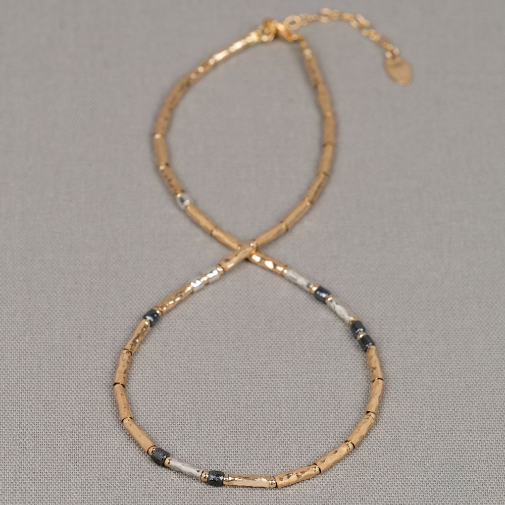 Collier gemaakt van geoxideerd zilveren en Goldfilled buisjes. Combineer met de bijpassende armband en een paar mooie oorbellen voor een complete look!