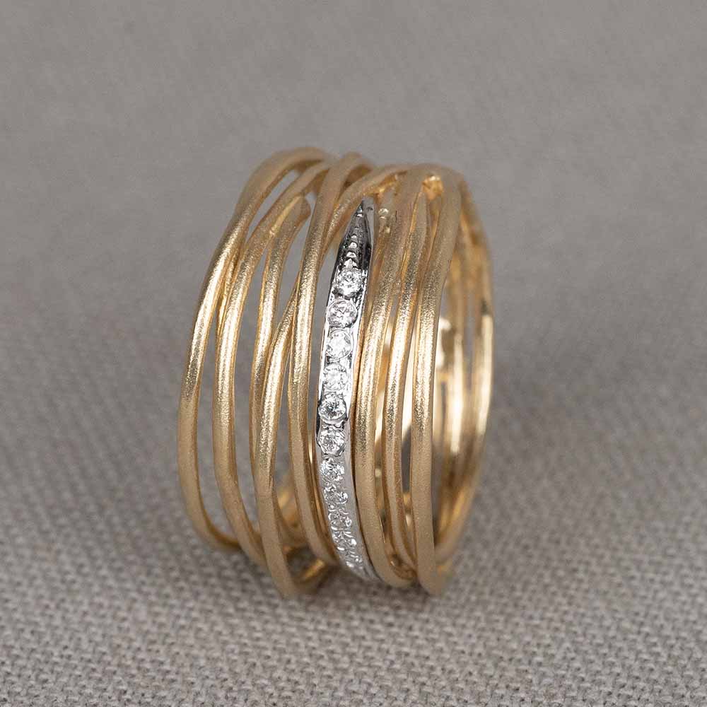 Deze JEH JEWELS RING, modelnummer 21588-56, is een prachtige gouden ring . Perfect voor dagelijks gebruik, straalt het subtiele elegantie uit. Draag deze ring aan je ring- of middelvinger voor een verfijnde look. Combineer met andere gouden sieraden voor een samenhangende stijl. Ideaal voor elke gelegenheid.