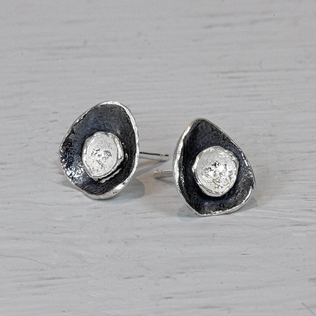 Oorknop van Jeh Jewels. Deze oorbel is de perfecte aanvulling op je collectie. Het lijkt net alsof de kleuren omgedraaid zijn en binnenstebuiten zitten. Deze oorknop valt door zijn unieke vorm op en is perfect om dagelijks te dragen.