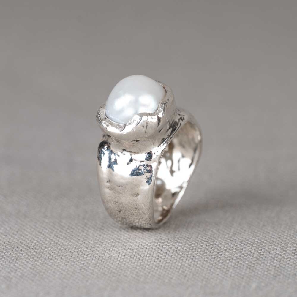 Ring gemaakt van 925 sterling zilver oxy shiny en een Parel. Combineer deze opvallende ring met een mooi collier, een armband en oorbellen voor een complete look!