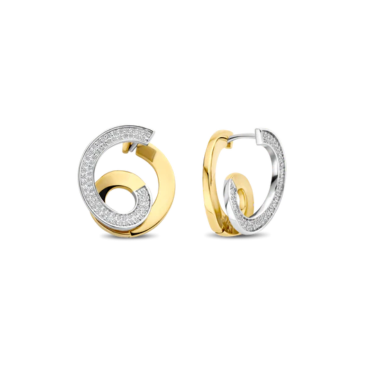 Omarm sculpturale elegantie met deze TI SENTO vergulde oorbellen 78040ZY. Vervaardigd uit hoogwaardig 925 sterling zilver en afgewerkt met een stralende goudkleurige vergulding trekt hun dubbele swirl-ontwerp de blik naar binnen met een dynamisch gevoel van beweging. Een pavé gezette binnen- en buitenspiraal fonkelen met zirconia en creëren een hypnotisch spel van licht en dimensie. Met een diameter van 18 mm bieden deze oorbellen gedurfde geometrie met een zachte twist, perfect om minimalistische looks te versterken of avondoutfits te verfijnen. Nikkelvrij en hypoallergeen, ze zijn even comfortabel als opvallend.

