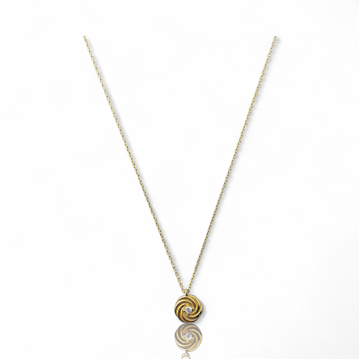 Een verfijnd juweel ontworpen, met een lengte van 44cm en een diameter van 8 mm, biedt deze gouden halsketting een elegante uitstraling. Perfect voor speciale gelegenheden, draag het te combineren met een subtiele blouse of jurk om de verfijning te benadrukken.