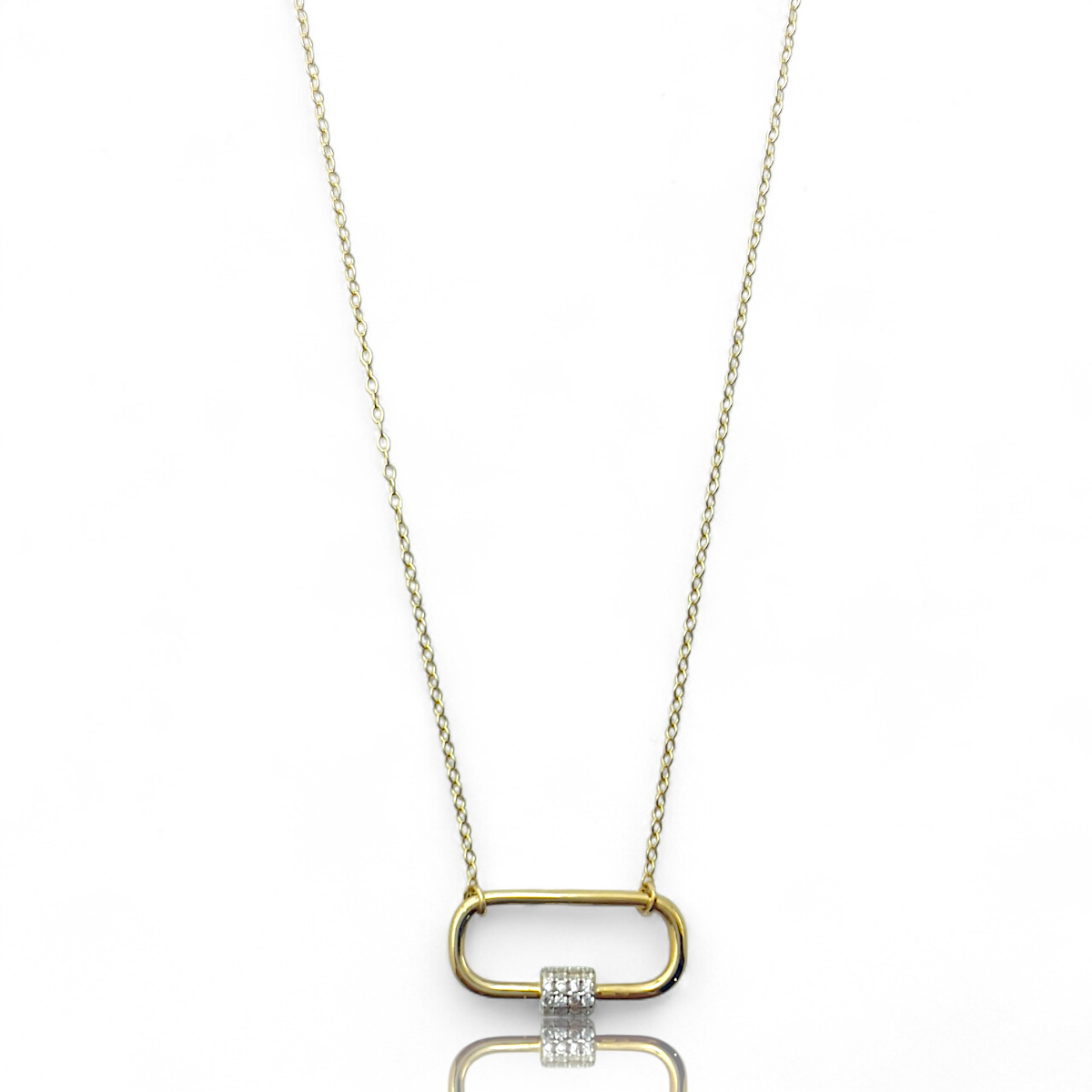 De Collier 14kr goud beweegbaar hanger biedt veelzijdigheid, doordat het in meerdere posities te dragen is, zowel in de breedte als de lengte. Dit stijlvolle FASHION COLLIER is een prachtig sieraad in de JEWEL category en valt onder NECKLACE. Draag het als statement piece of stijlvol accent bij elke outfit voor een elegante uitstraling.