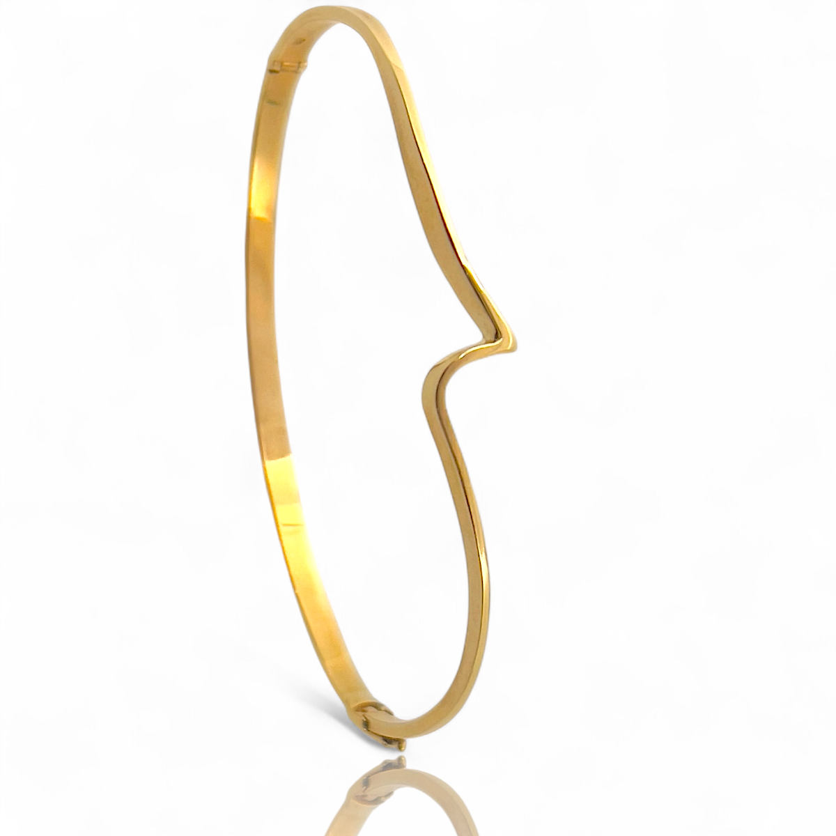 De Fantasie bangle 14kr goud, is een elegante armband gemaakt van 14-karaats goud. Met een diameter van 52 mm past het perfect om een pols. De armband, behorend tot de categorie JEWEL en type BRACELET, is ideaal voor zowel dagelijks gebruik als speciale gelegenheden. Draag hem alleen of combineer hem met andere sieraden voor een chique look.
