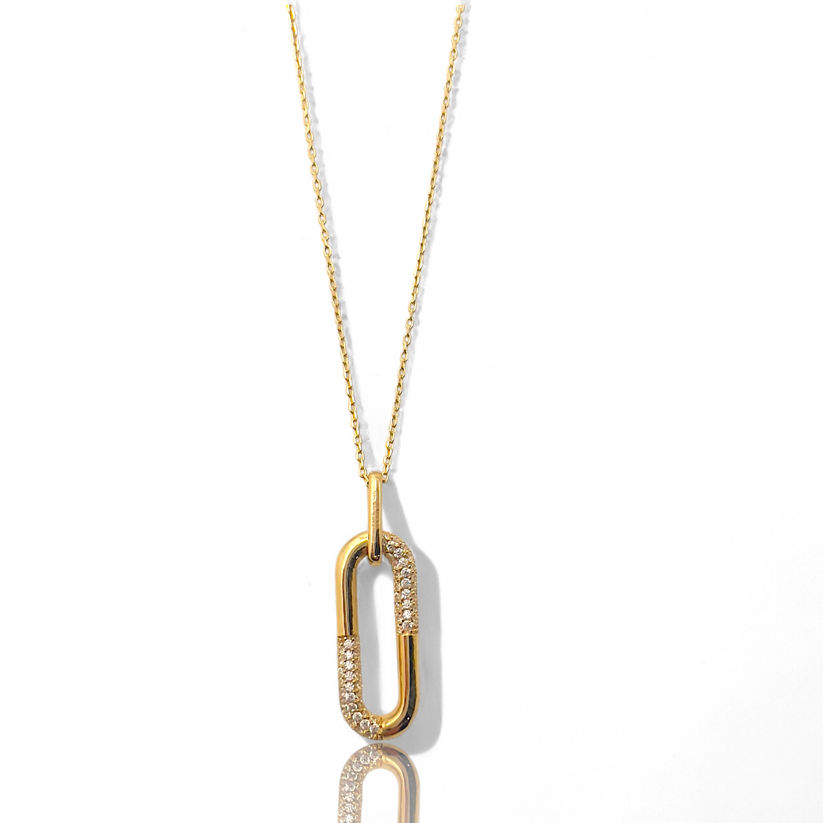Dit moderne collier, is een schitterende halsketting vervaardigd uit 14 karaat goud en voorzien van briljant geslepen zirkonia's. Perfect voor speciale gelegenheden of dagelijkse elegantie. Draag het solo voor een verfijnde uitstraling of combineer met andere kettingen voor een gelaagde look. Een tijdloze aanvulling op elke sieradencollectie.