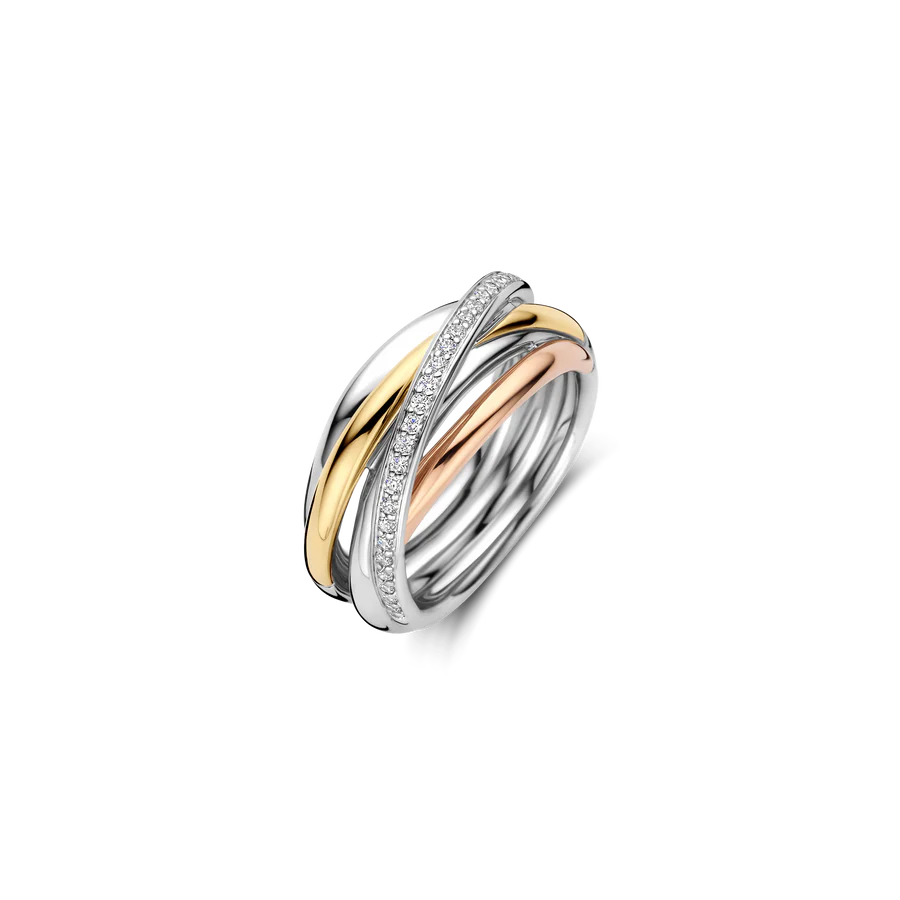 Omarm moderne harmonie met deze TI SENTO driekleurige ring 12318ZT. In elkaar gevlochten banden vormen een kunstzinnig ritme van stralend geelverguld, zacht roséverguld, zilver en een schitterend pavé van cubic zirconia, allemaal vervaardigd uit 925 sterling zilver. Een rij briljant geslepen witte cubic zirconia siert één van de banden en geeft extra licht en diepte zonder het ontwerp te overheersen. Draag deze ring solo als opvallend statement of combineer hem met verfijnde stapelringen voor een persoonlijke look. Met zorg vervaardigd voor de gevoelige huid, is deze nikkelvrije en hypoallergene ring ontworpen voor blijvend comfort en kwaliteit.