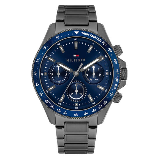 Tommy Hilfiger TH1792212 Horloge Heren Staal 44mm
Dit specifieke horloge van Tommy Hilfiger uit de Clark serie met artikelnr: TH1792212 is een sportief herenhorloge die niet in je collectie mag ontbreken. Het stalen herenhorloge heeft een ronde gunmetal kast met een aluminium bezel met tachymeter en een blauwe wijzerplaat met een dag, datum en 24-uursaanduiding. Aan de kast zit een stalen gunmetal schakelband met een vouwsluiting. Het horloge heeft een mineraalglas, een doorsnee van 44mm en is 5ATM.  

Het merk:
Sinds de lancering van het merk in 1985 is Tommy Hilfiger wereldwijd bekend geworden als pionier van de klassieke Amerikaanse coole stijl. Geïnspireerd door de iconische popcultuur en het Amerikaanse erfgoed. De dames en herencollectie van dit seizoen bestaan uit minimalistische silhouetten en rustieke lederen details. De herenhorlogecollectie biedt iconische uurwerken met roestvrijstalen, lederen en siliconen banden.

Specificaties:
- Mineraalglas
- Ronde kast 44mm
- Stalen gunmetal kast
- Blauwe wijzerplaat
- Stalen gunmetal schakelband 
- 5ATM